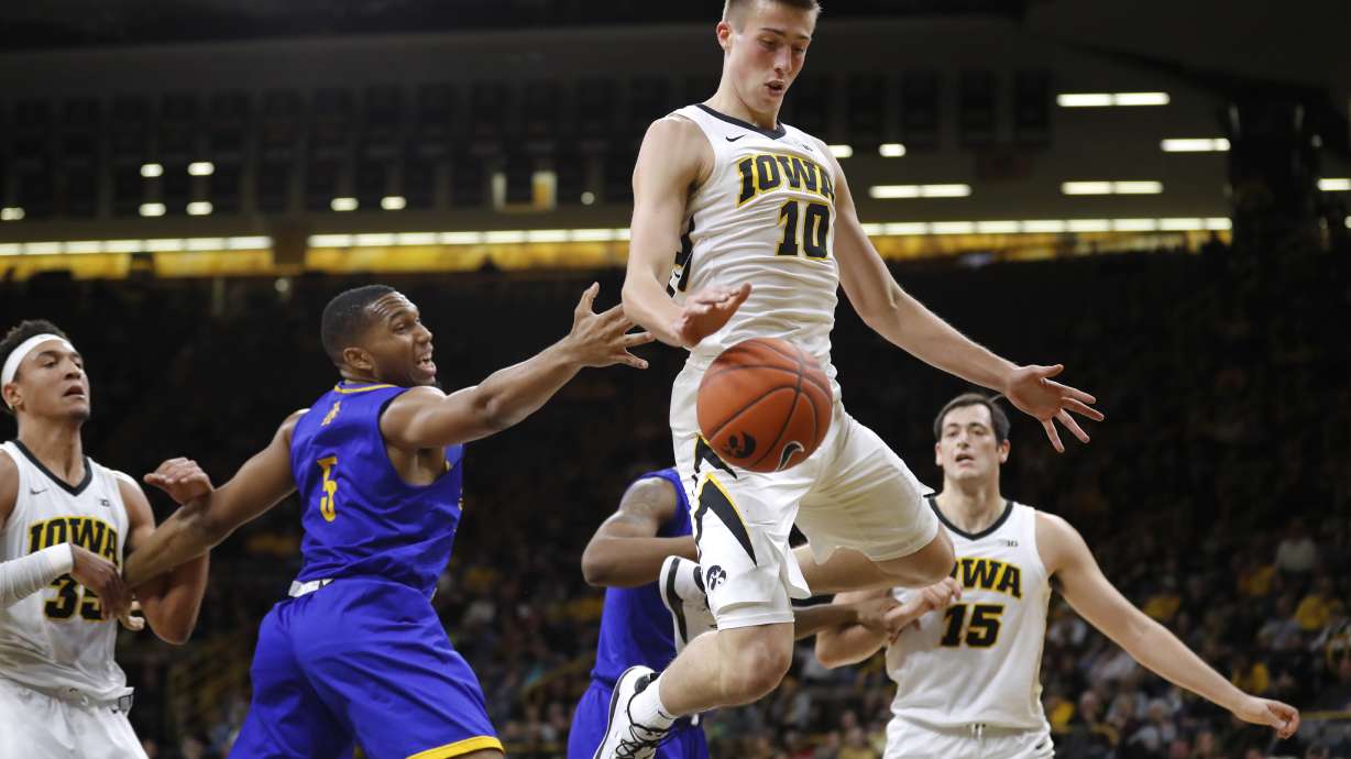 Wieskamp scores 15, Iowa beats UMKC 77-63