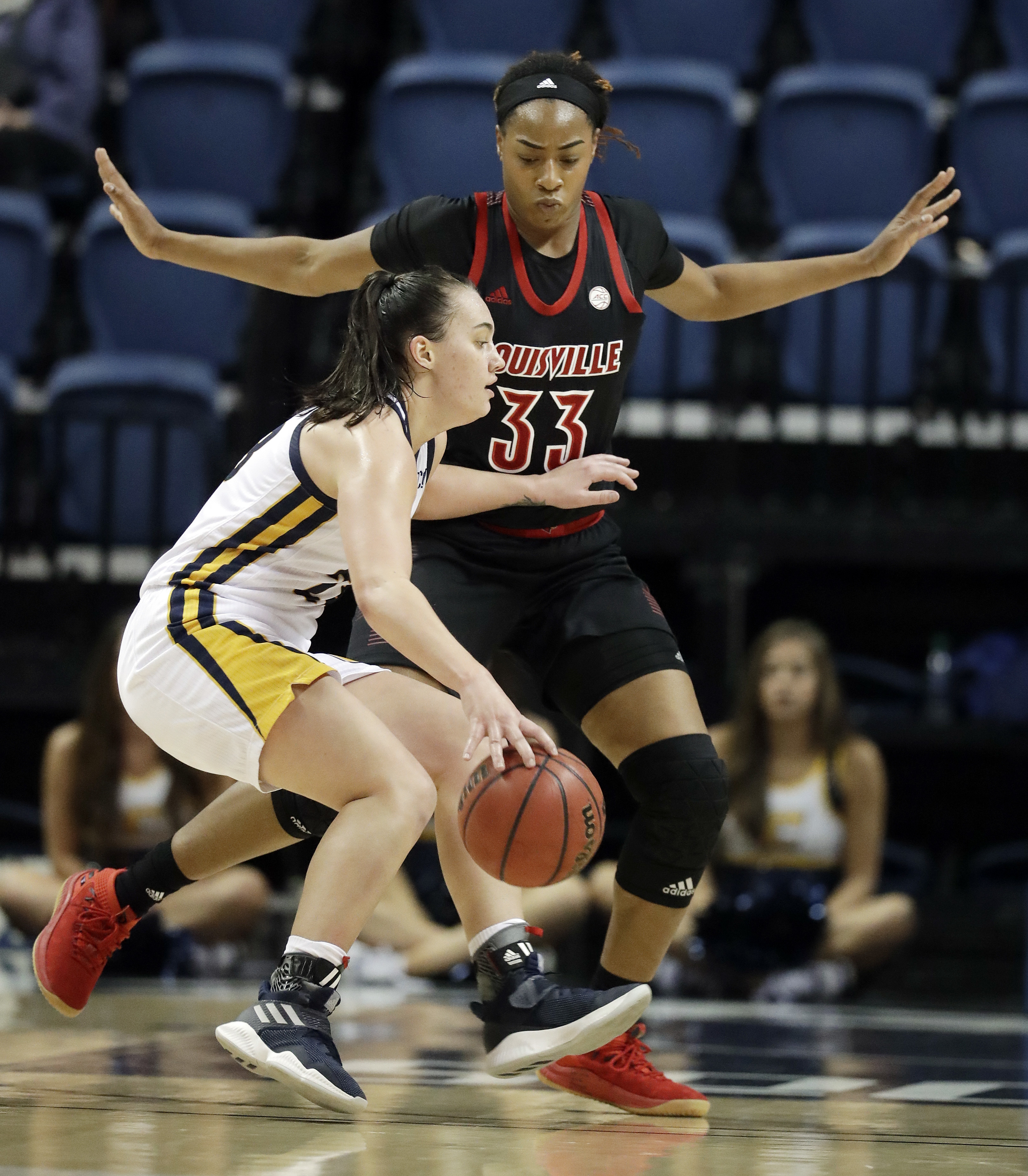 Durr scores 24, No. 5 Louisville women beat Chattanooga