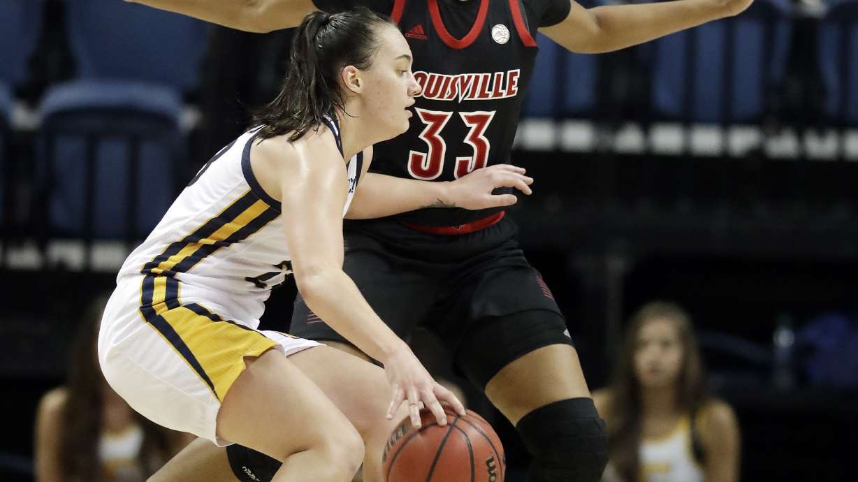 Durr scores 24, No. 5 Louisville women beat Chattanooga