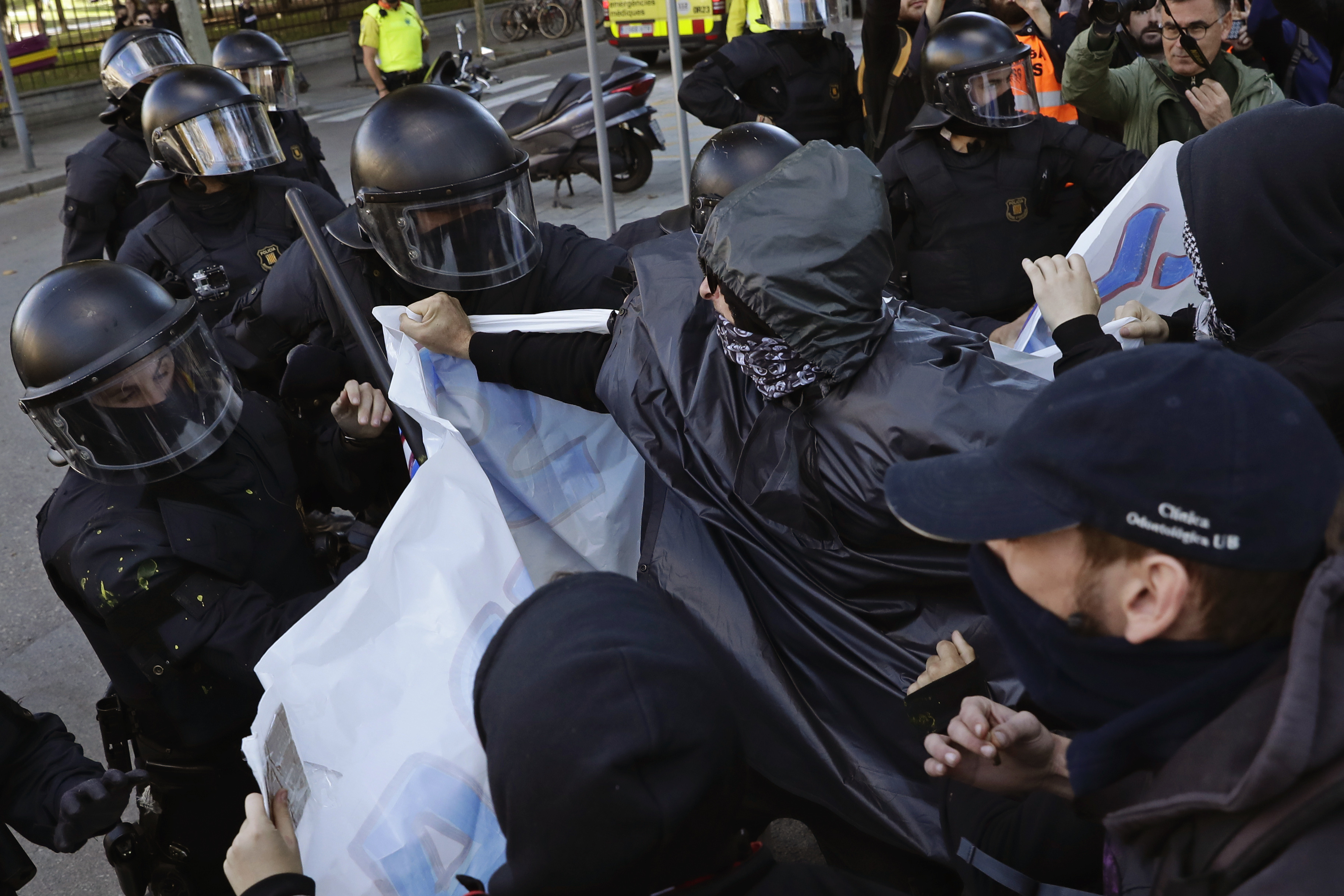 Police clash with Catalan separatists in Barcelona