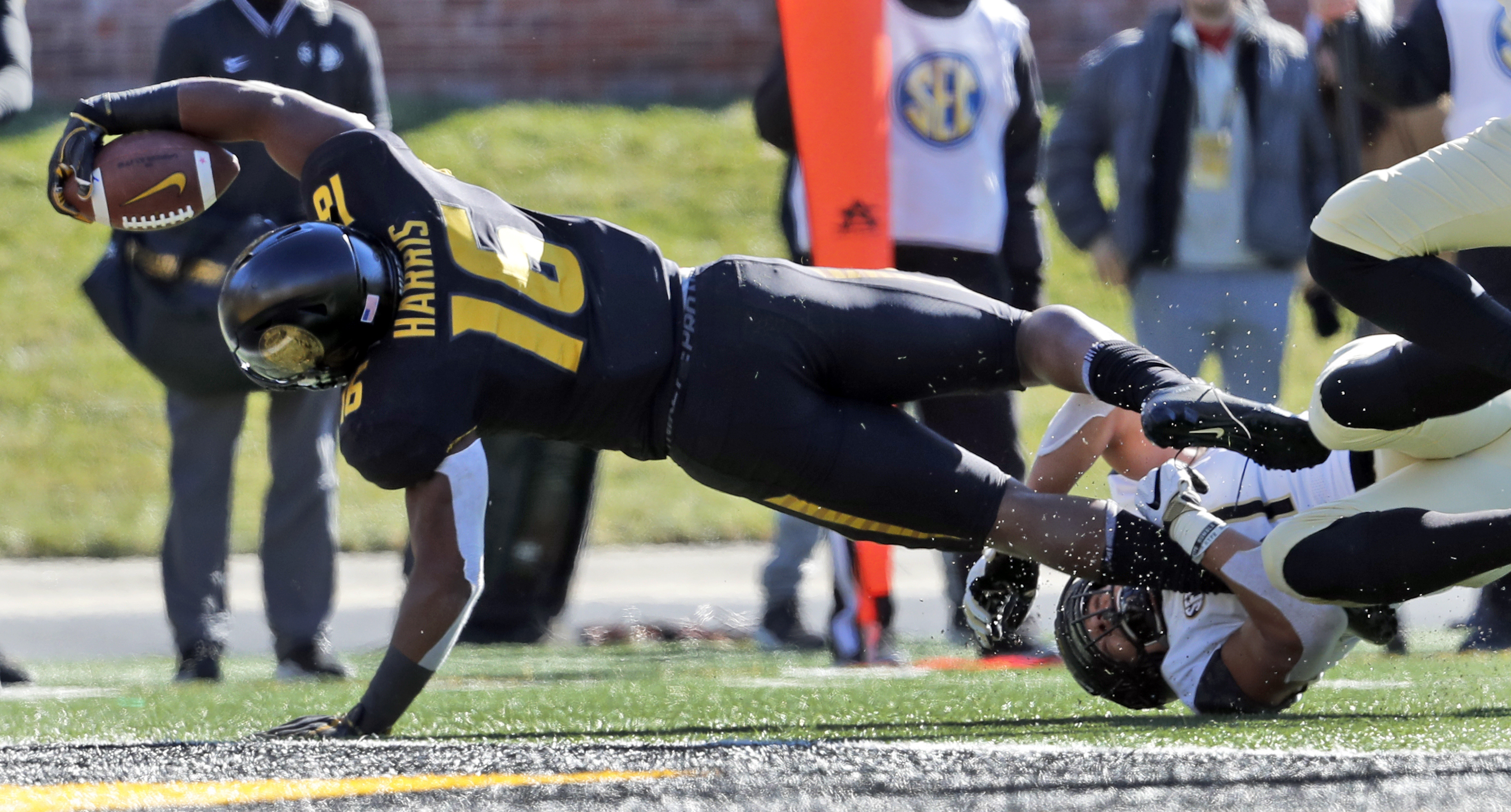 Tigers squeak out 33-28 victory over Vanderbilt