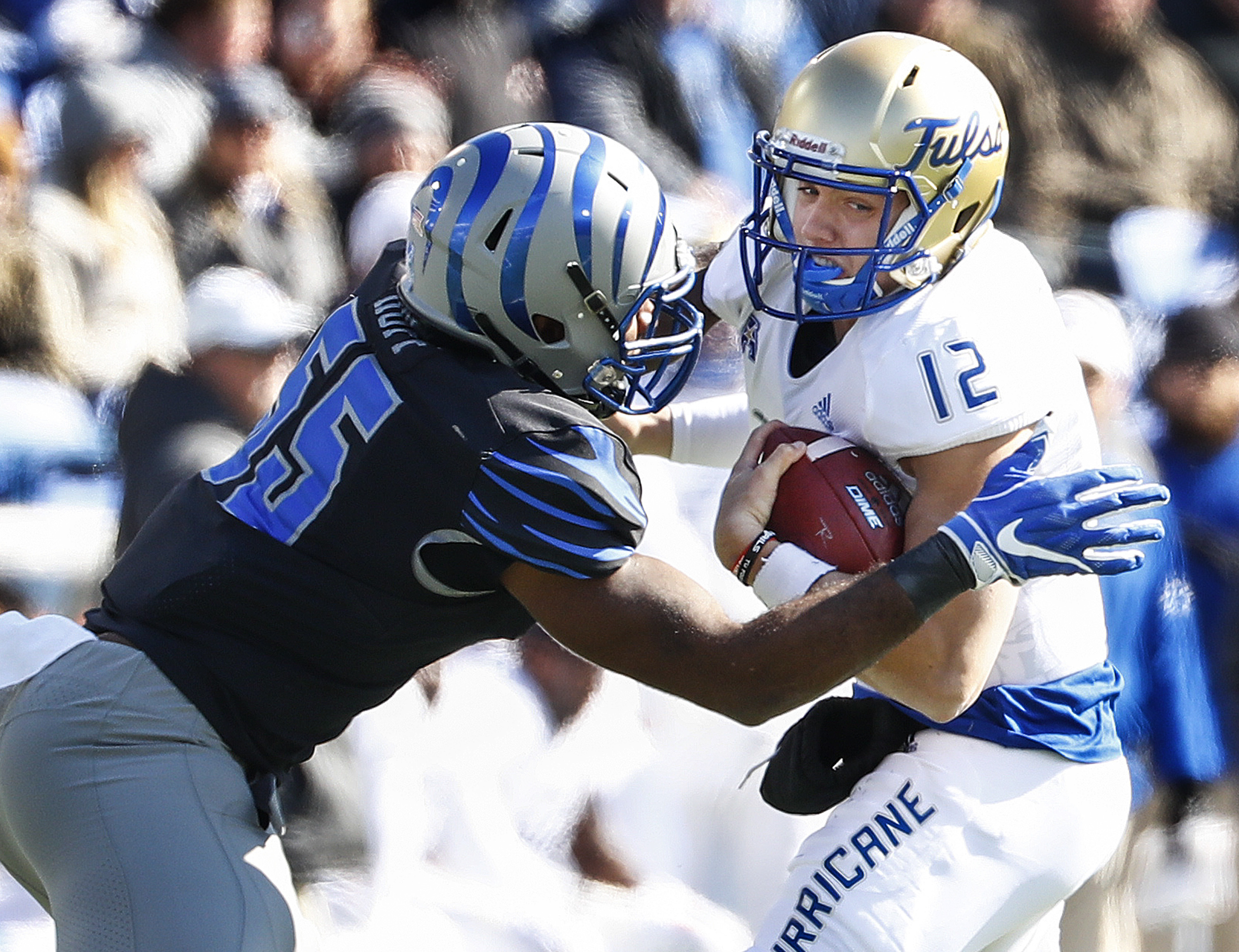 Henderson leads Memphis to 47-21, bowl-eligible victory