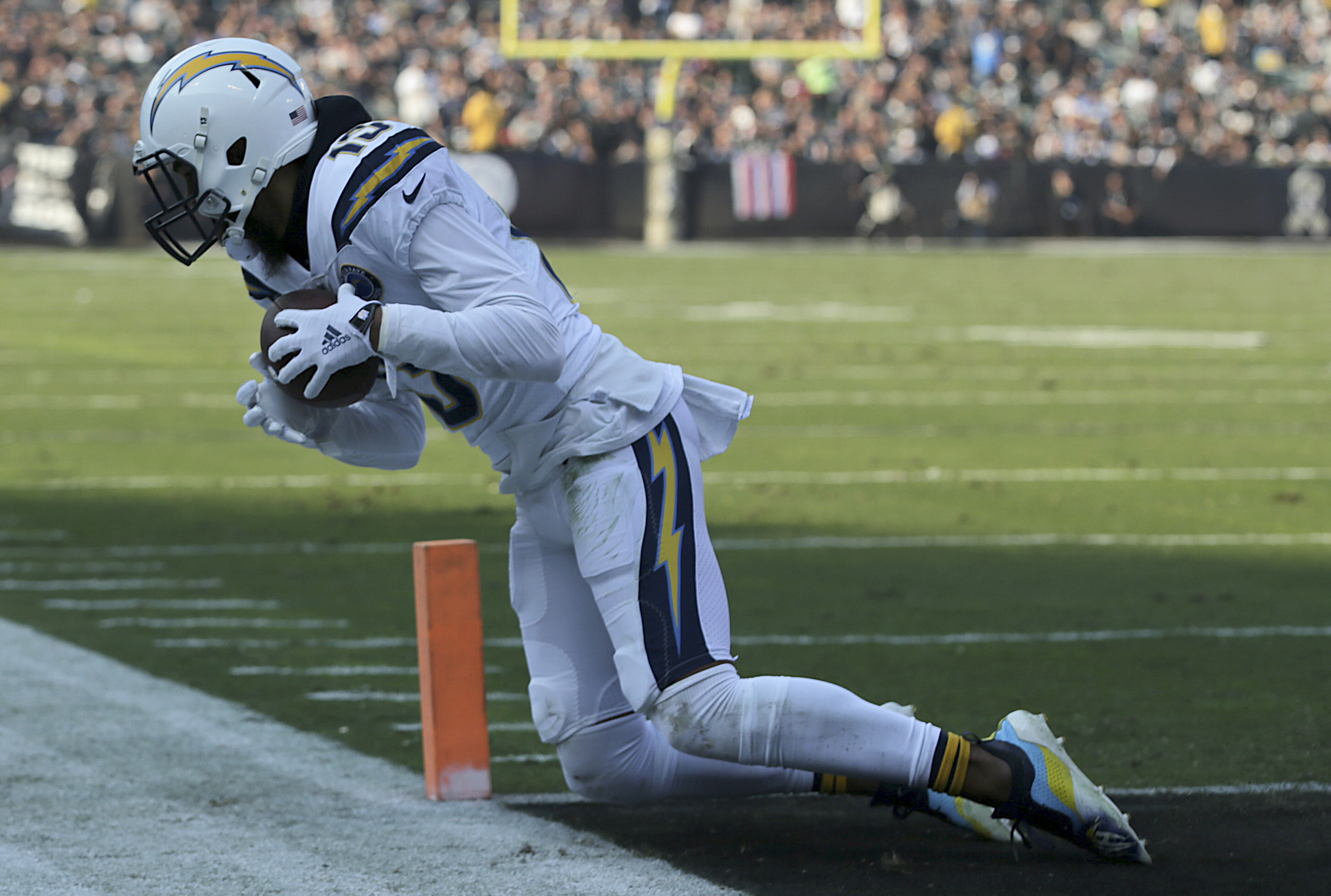 Rivers leads Chargers to 6th straight win, 20-6 over Raiders