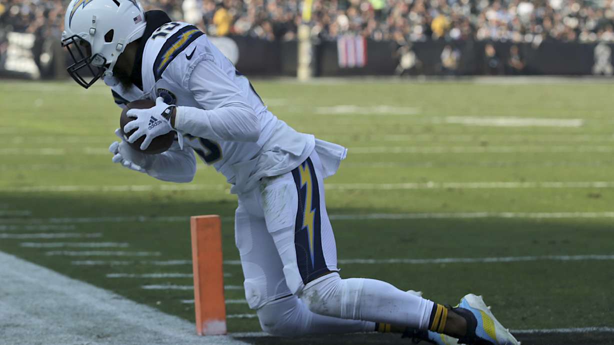 Rivers leads Chargers to 6th straight win, 20-6 over Raiders