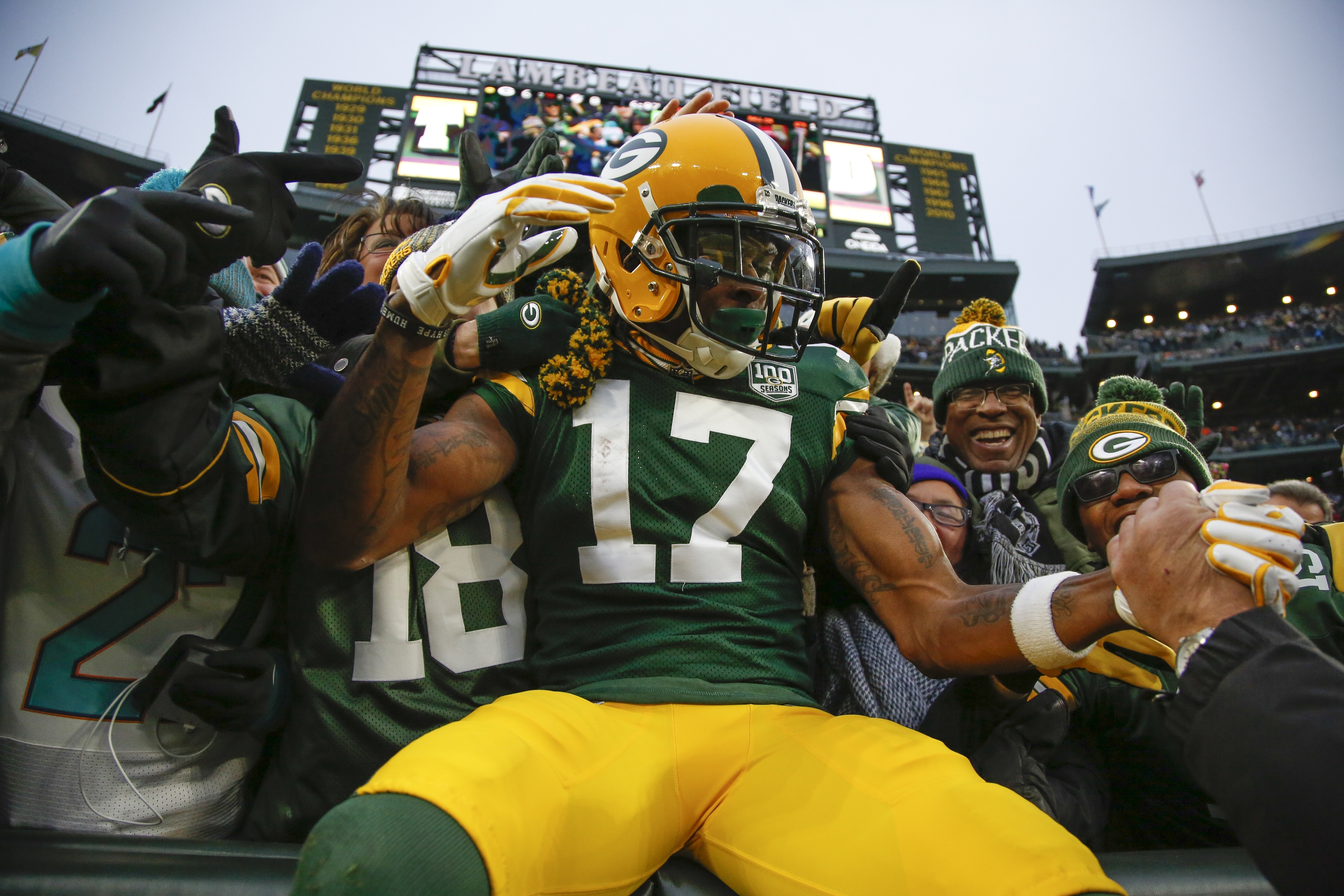 Jones helps Packers run away for 31-12 win over Dolphins