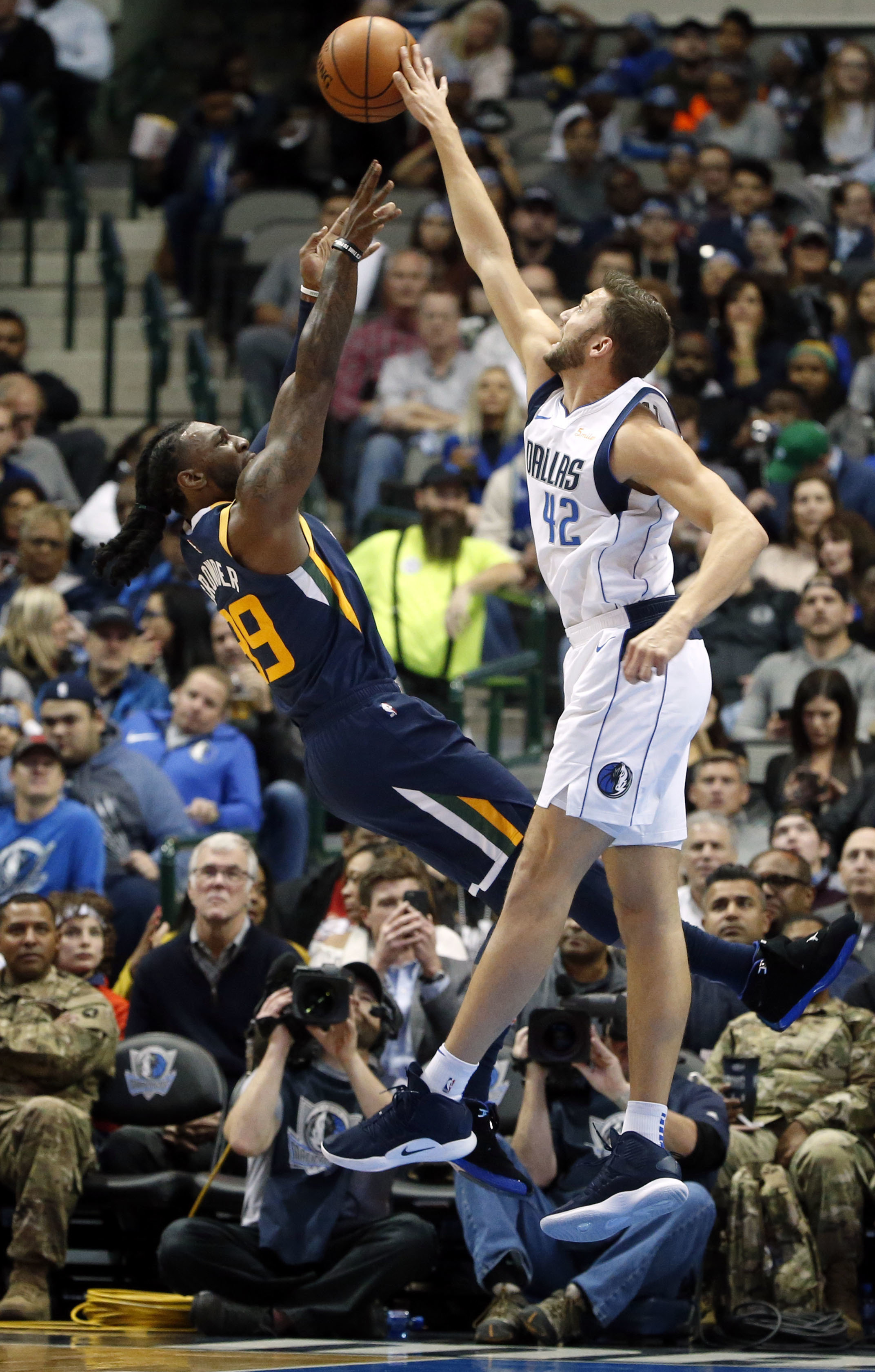 Mavericks hold Jazz to 22 in 2nd half, win 118-68 loss