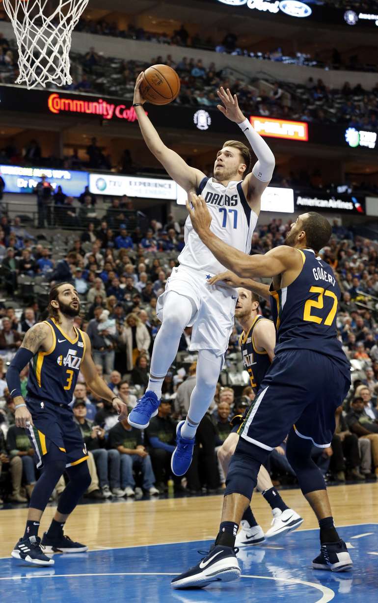 Mavericks hold Jazz to 22 in 2nd half, win 118-68