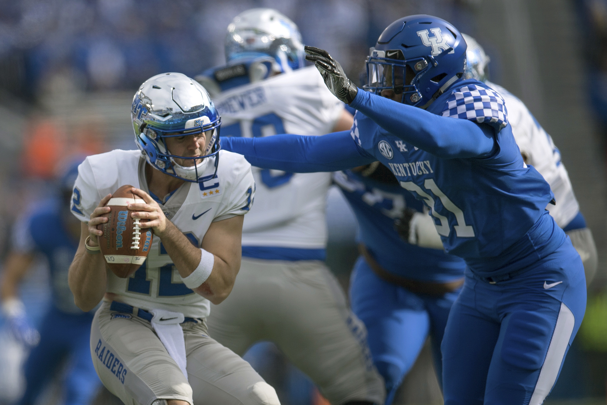 Defense helps No. 20 Kentucky outlast Middle Tennessee 34-23