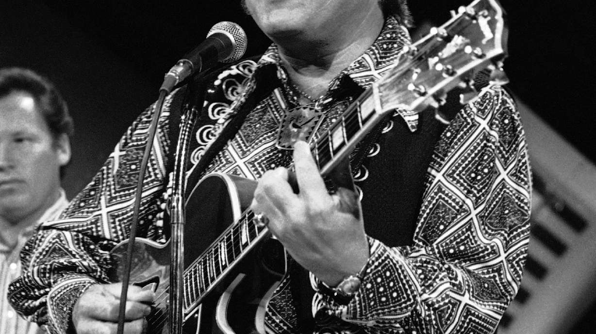 Memorial service set for 'Hee Haw' host, guitarist Roy Clark