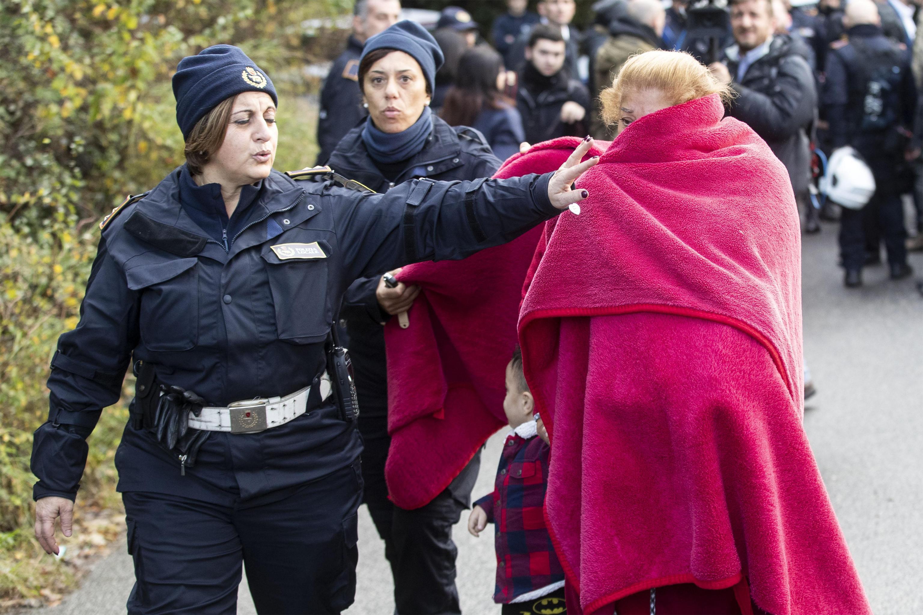 Rome police evict, plan to demolish alleged mobsters' homes