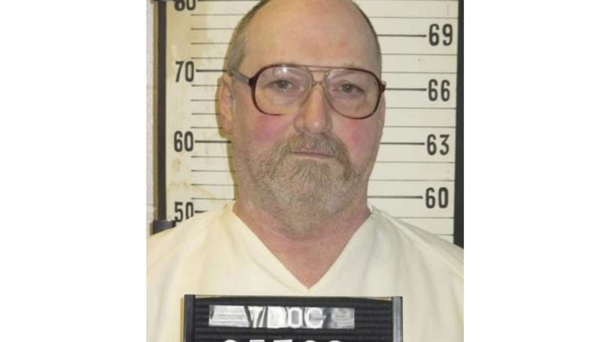 The Latest: Deadline extended for death row inmate's choice