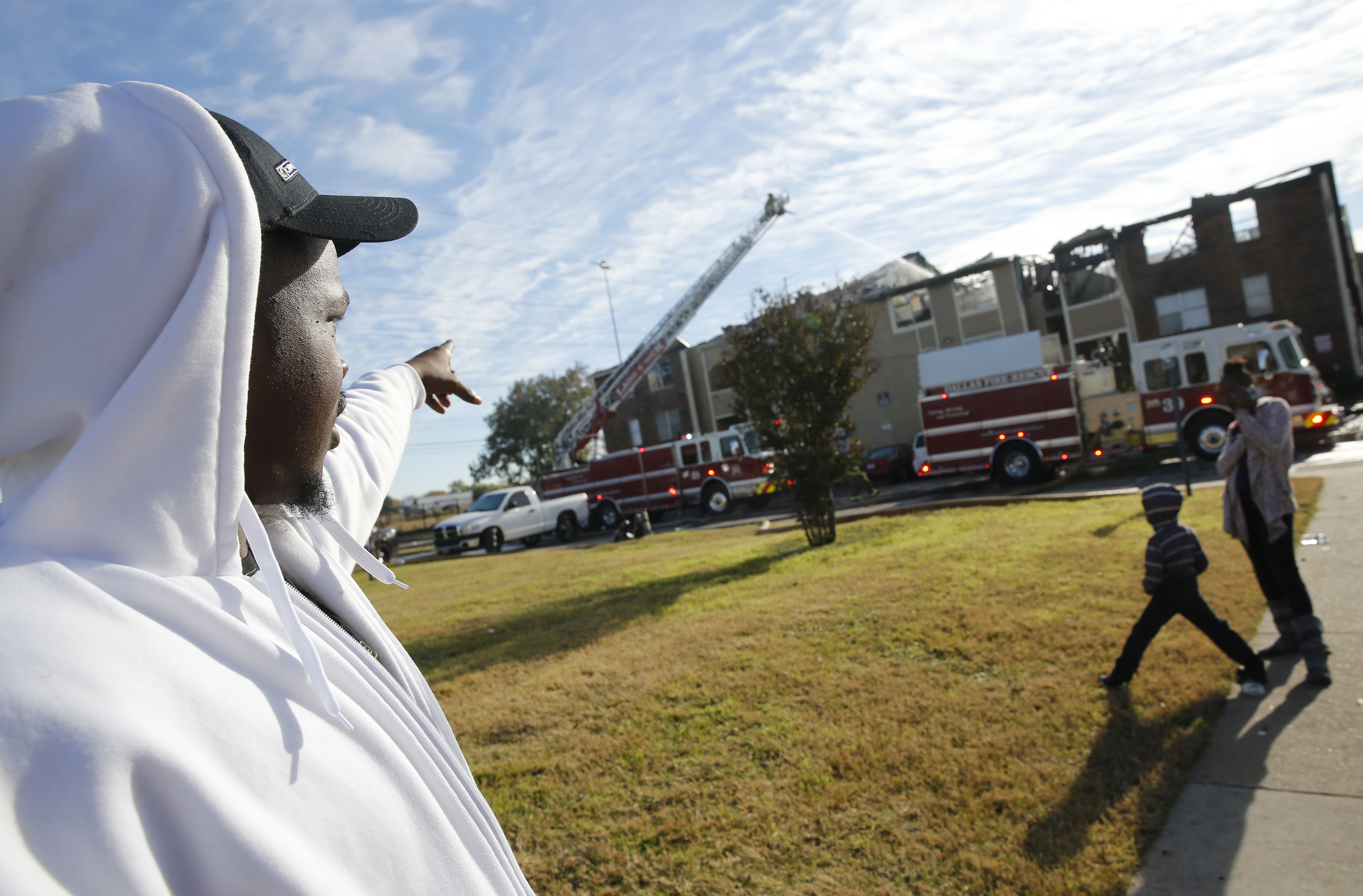 Woman in burning Dallas apartment drops baby to bystander