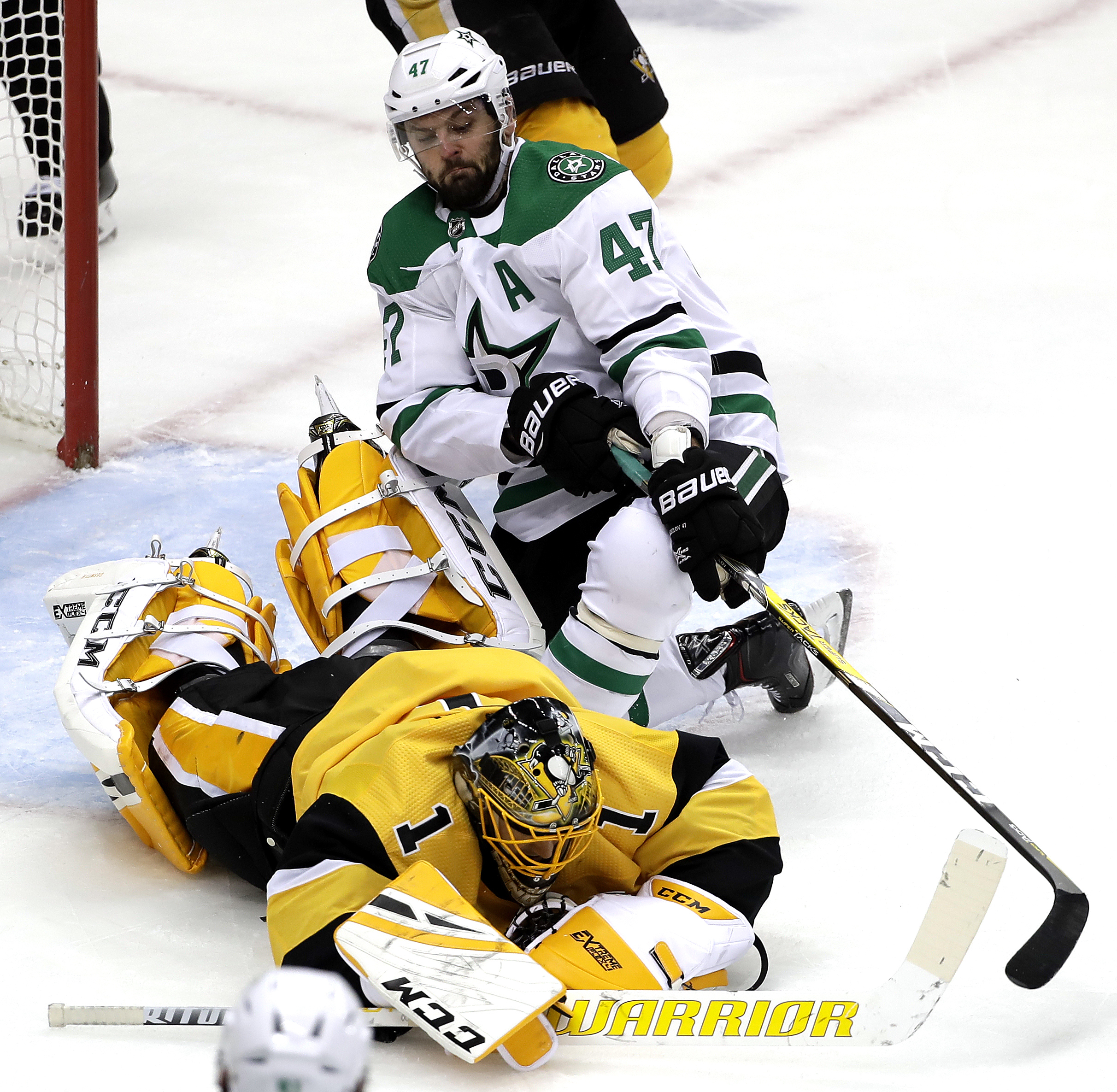 Crosby scores in return, Penguins pound Stars 5-1
