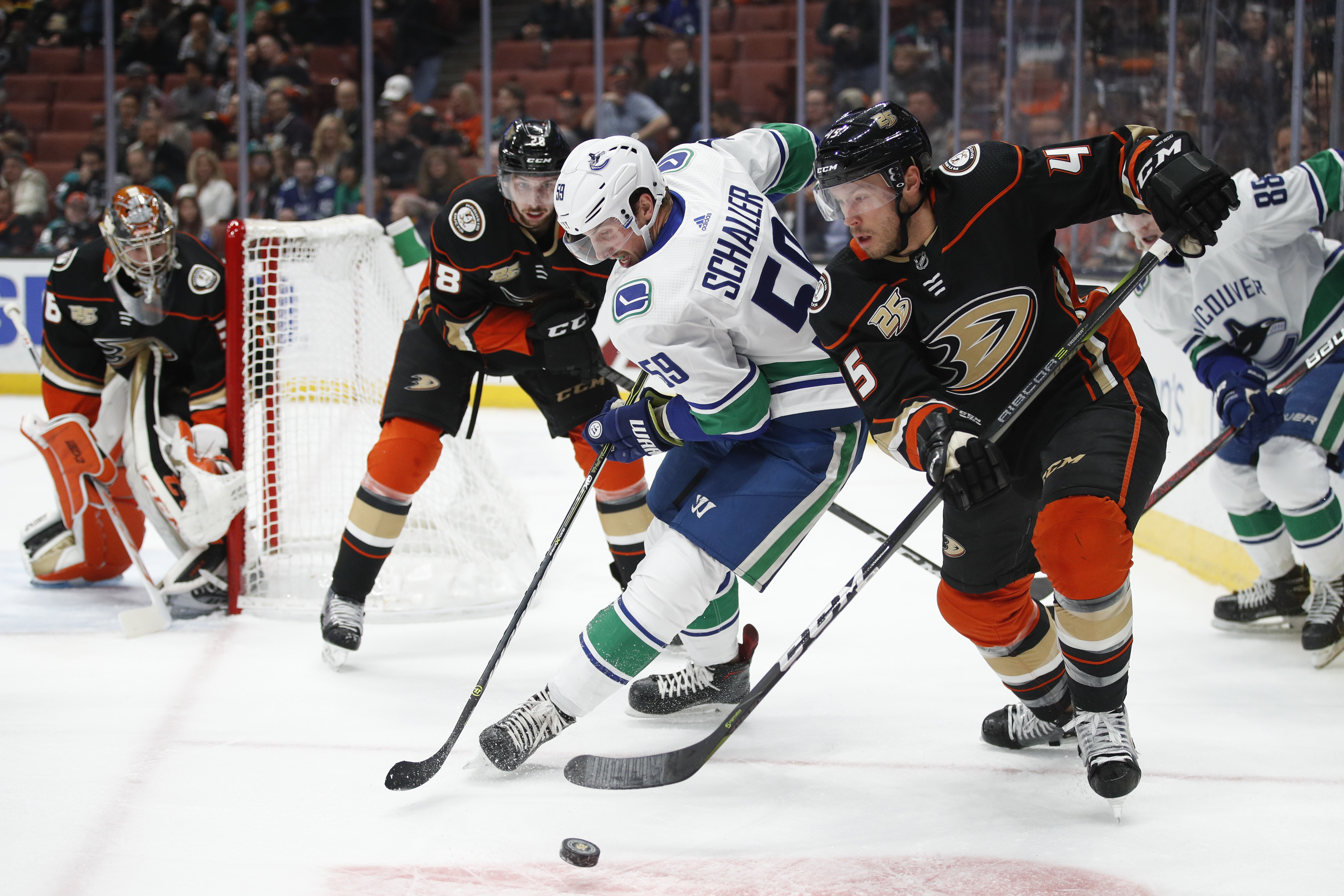 Getzlaf propels Ducks past Canucks 4-3, ending 3-game skid