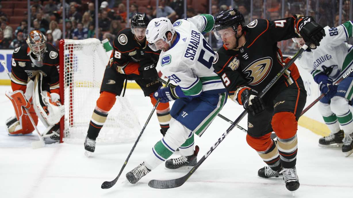 Getzlaf propels Ducks past Canucks 4-3, ending 3-game skid