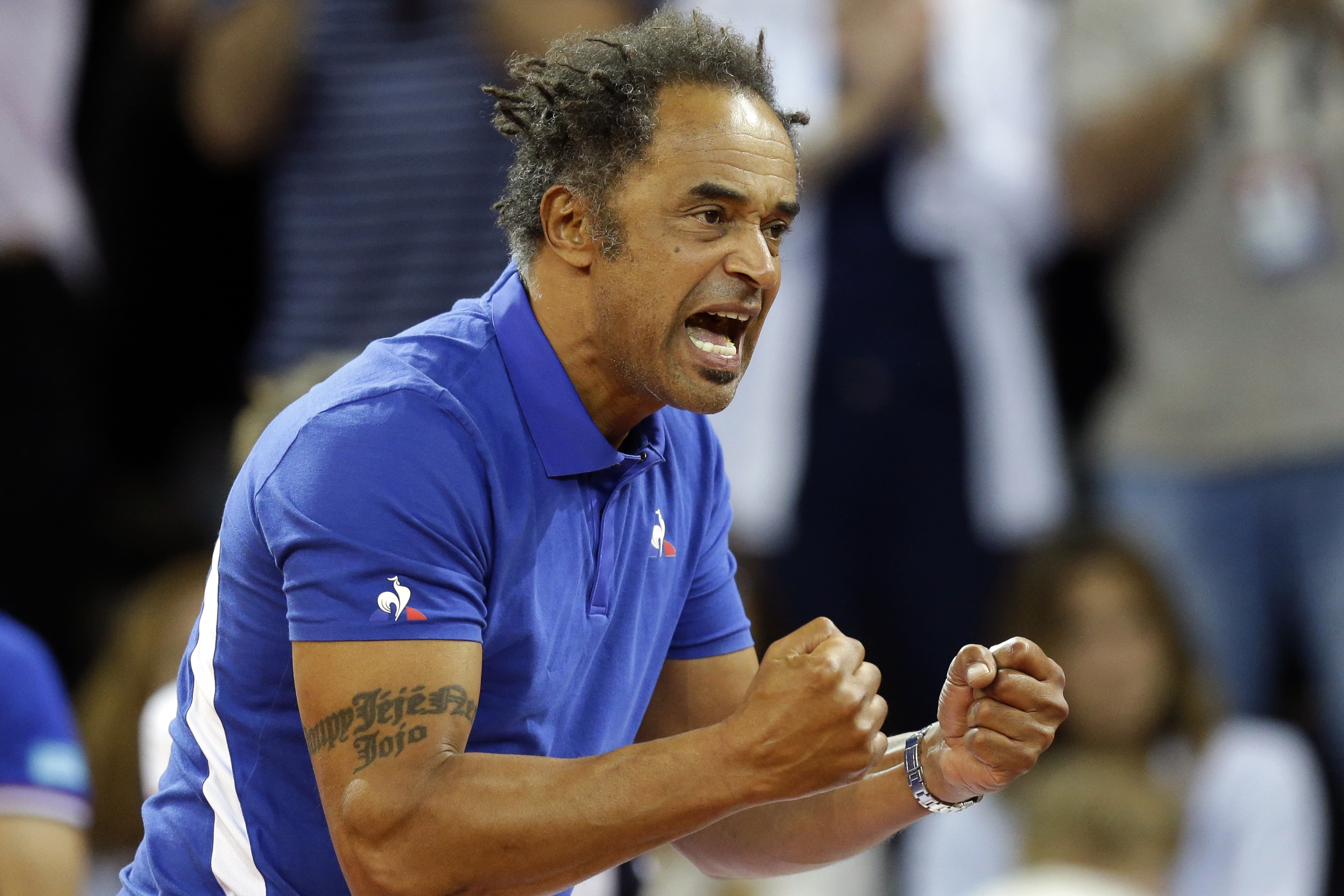 France soccer players send support to Davis Cup team