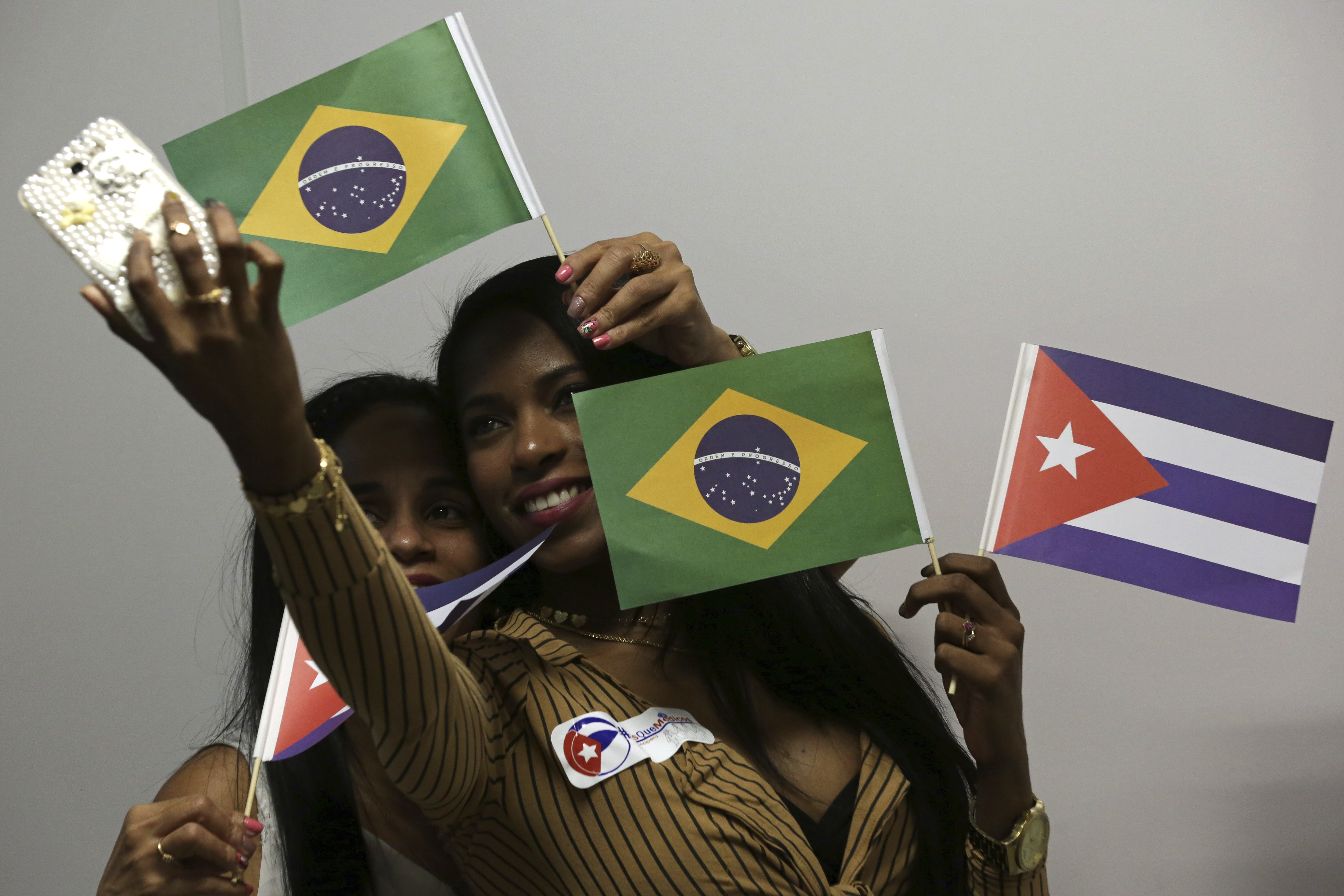 Cuban doctors land in Havana after program ends with Brazil