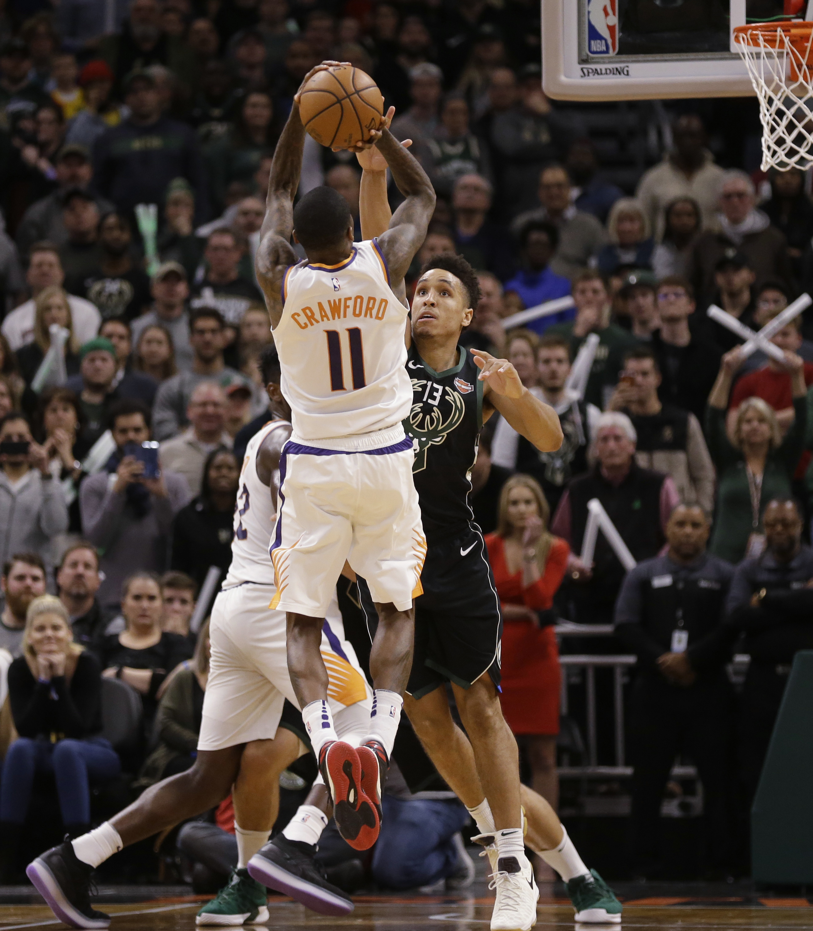 Crawford's last-second shot lifts Suns past Bucks, 116-114