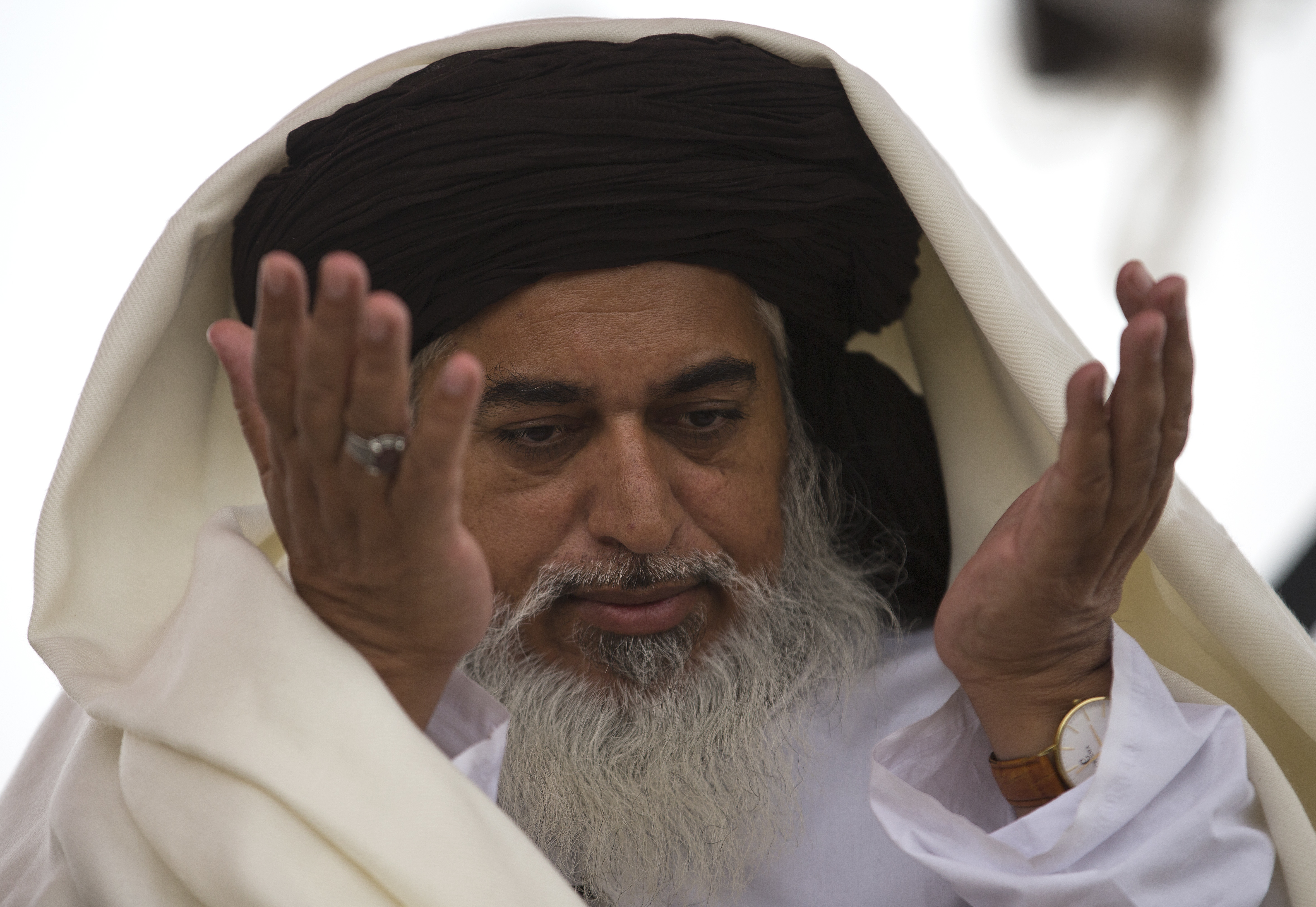 Pakistan arrests 1100 supporters of detained cleric