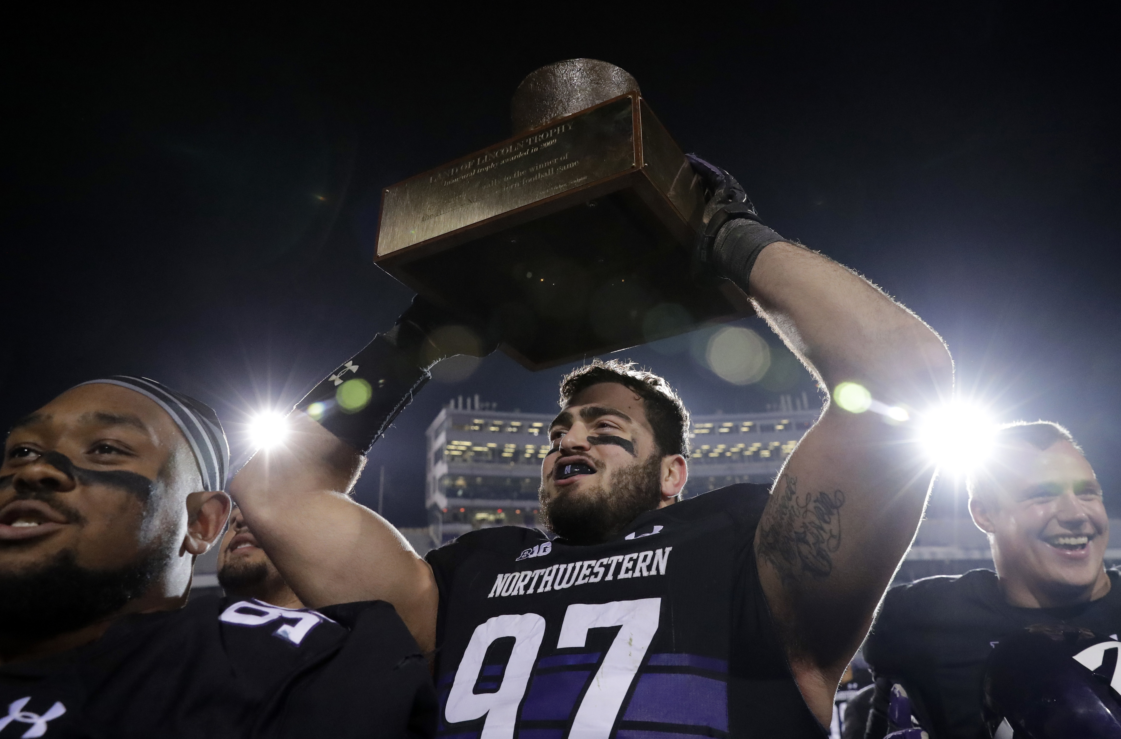 Thorson helps No. 20 Northwestern beats Illinois 24-16