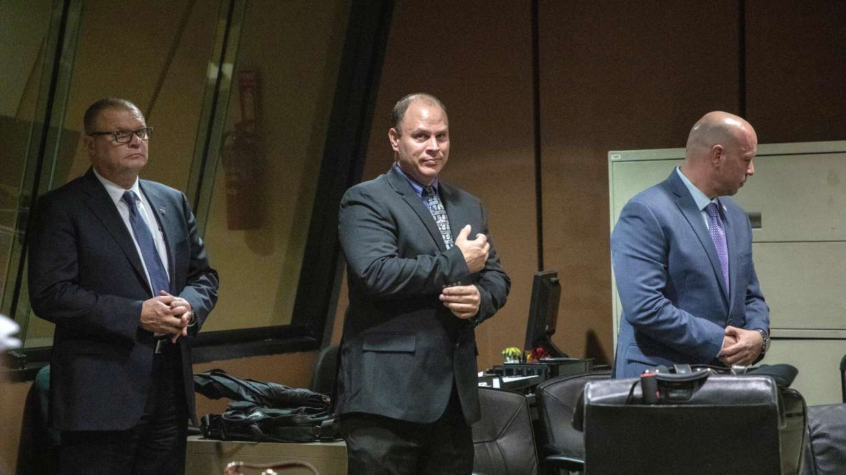 Trial begins for Chicago cops accused in Van Dyke cover-up