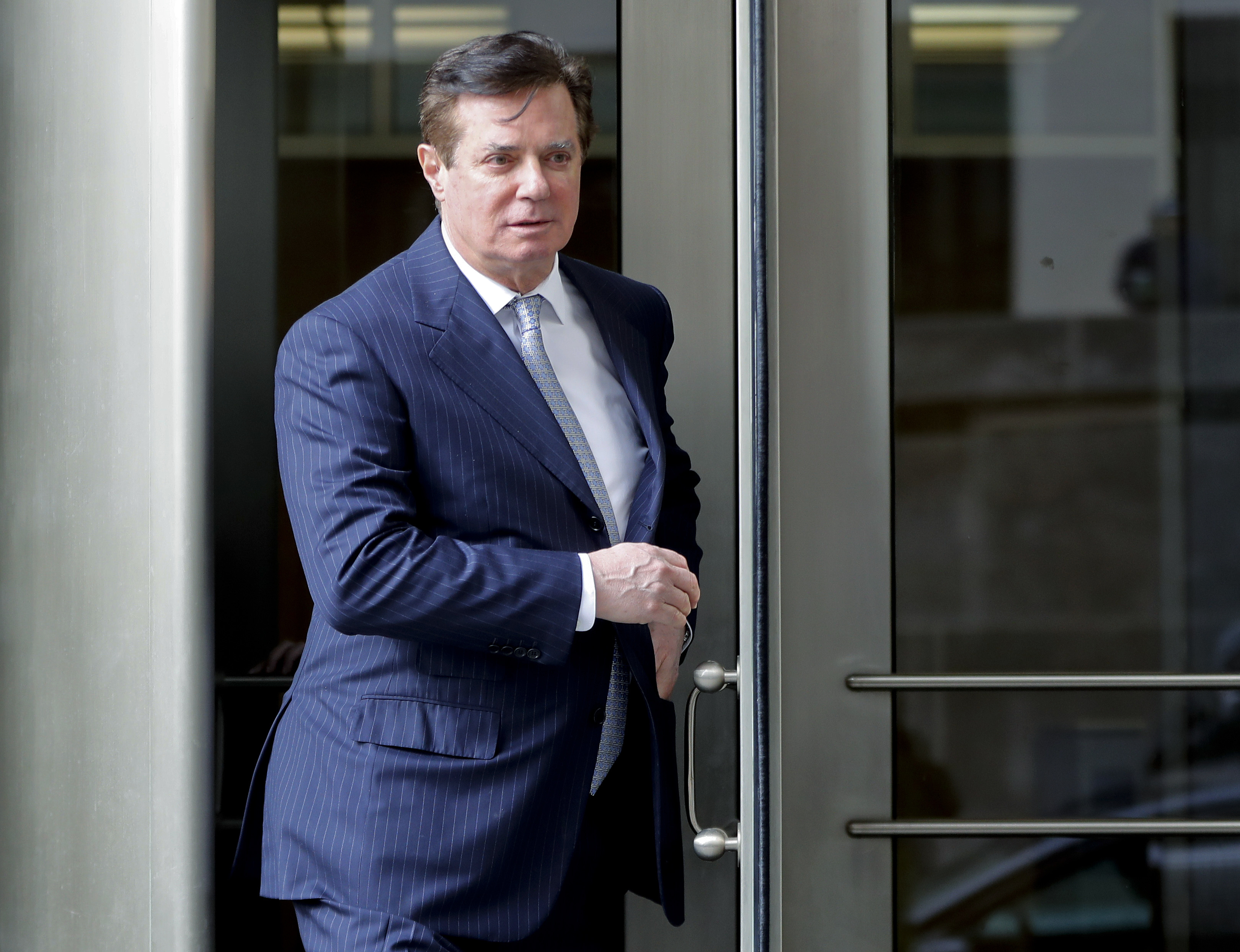 New developments put Manafort back in Russia probe spotlight