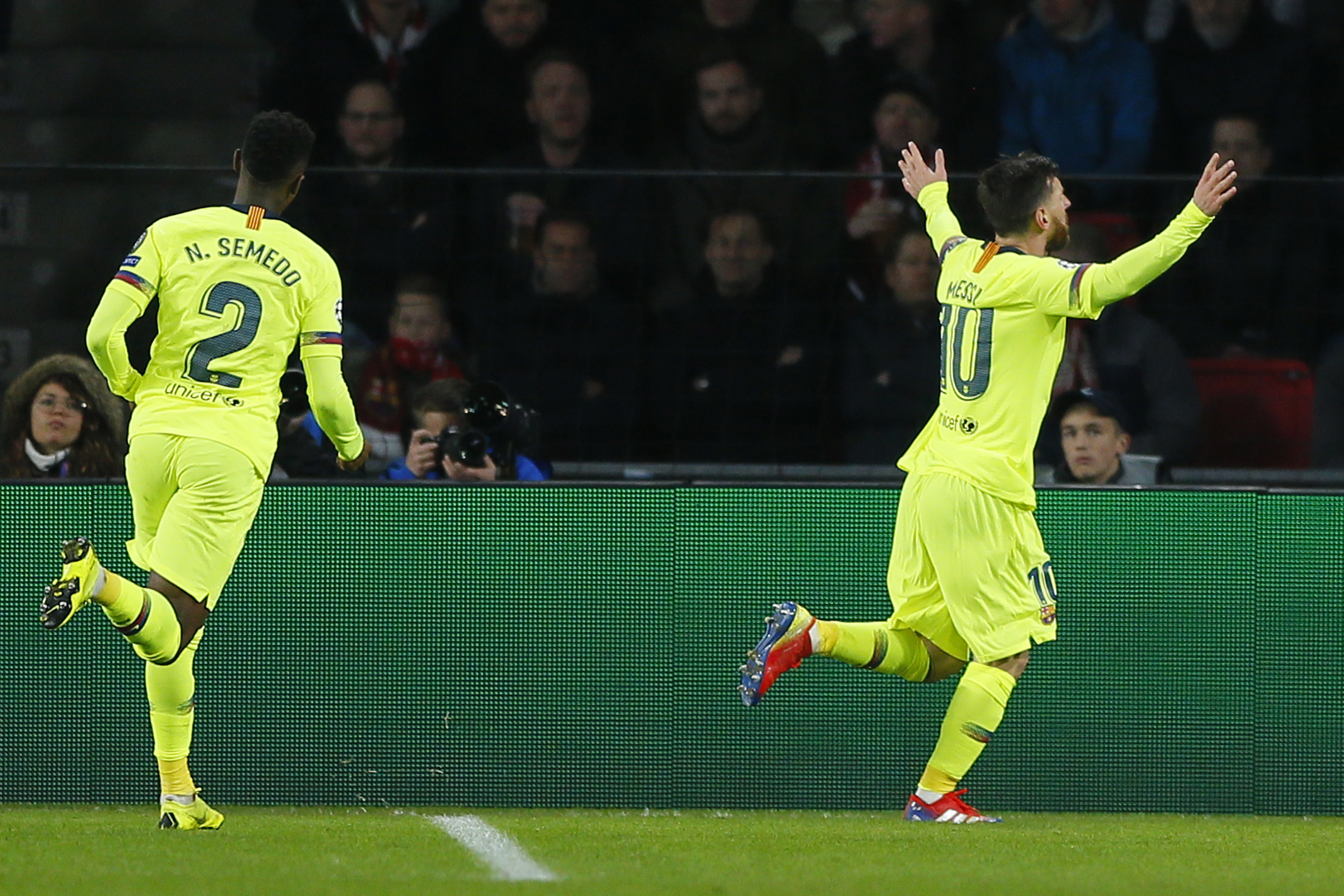 Lionel Messi leads Barcelona to 2-1 win over PSV Eindhoven