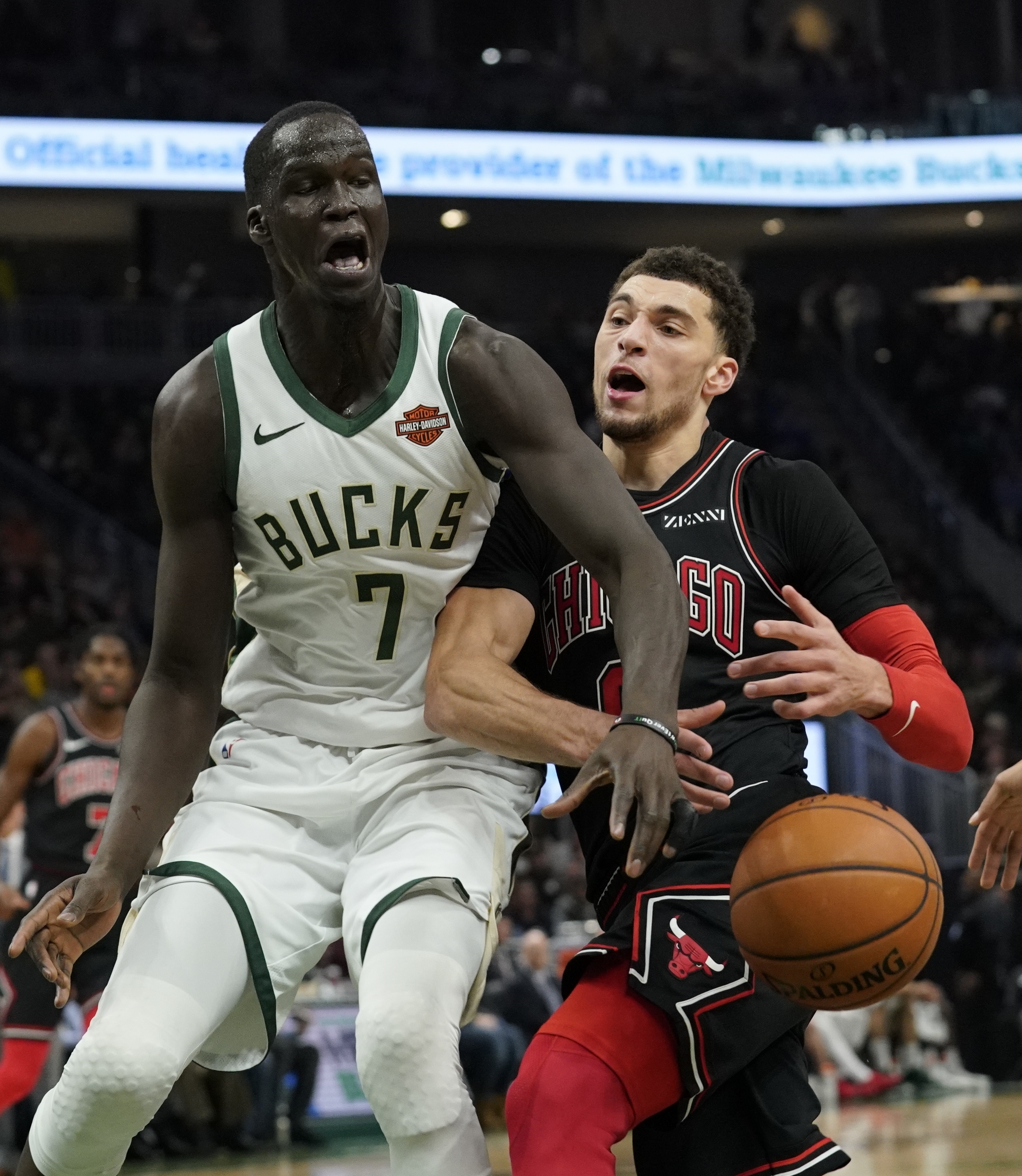 Antetokounmpo scores 36 points, Bucks hold off Bulls 116-113