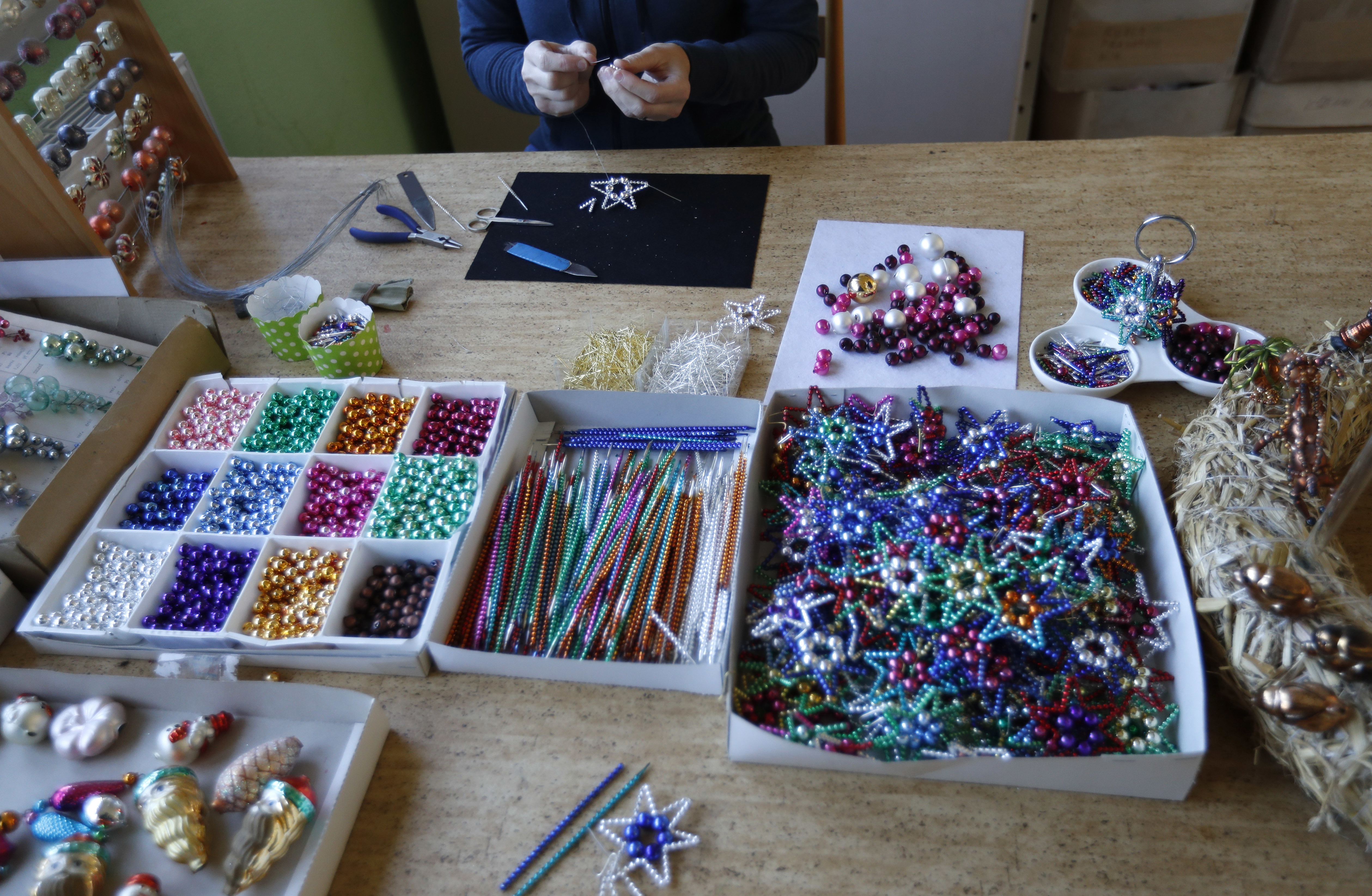 AP PHOTOS: Czech glassblowers keep Christmas tradition alive