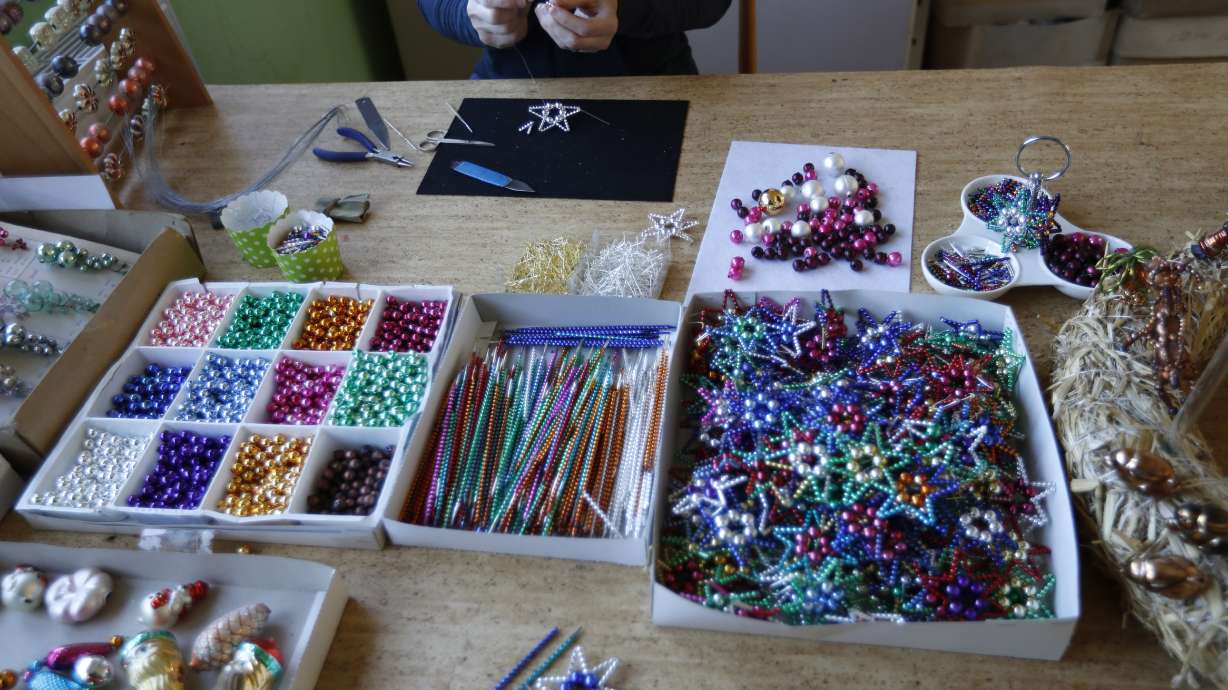 AP PHOTOS: Czech glassblowers keep Christmas tradition alive