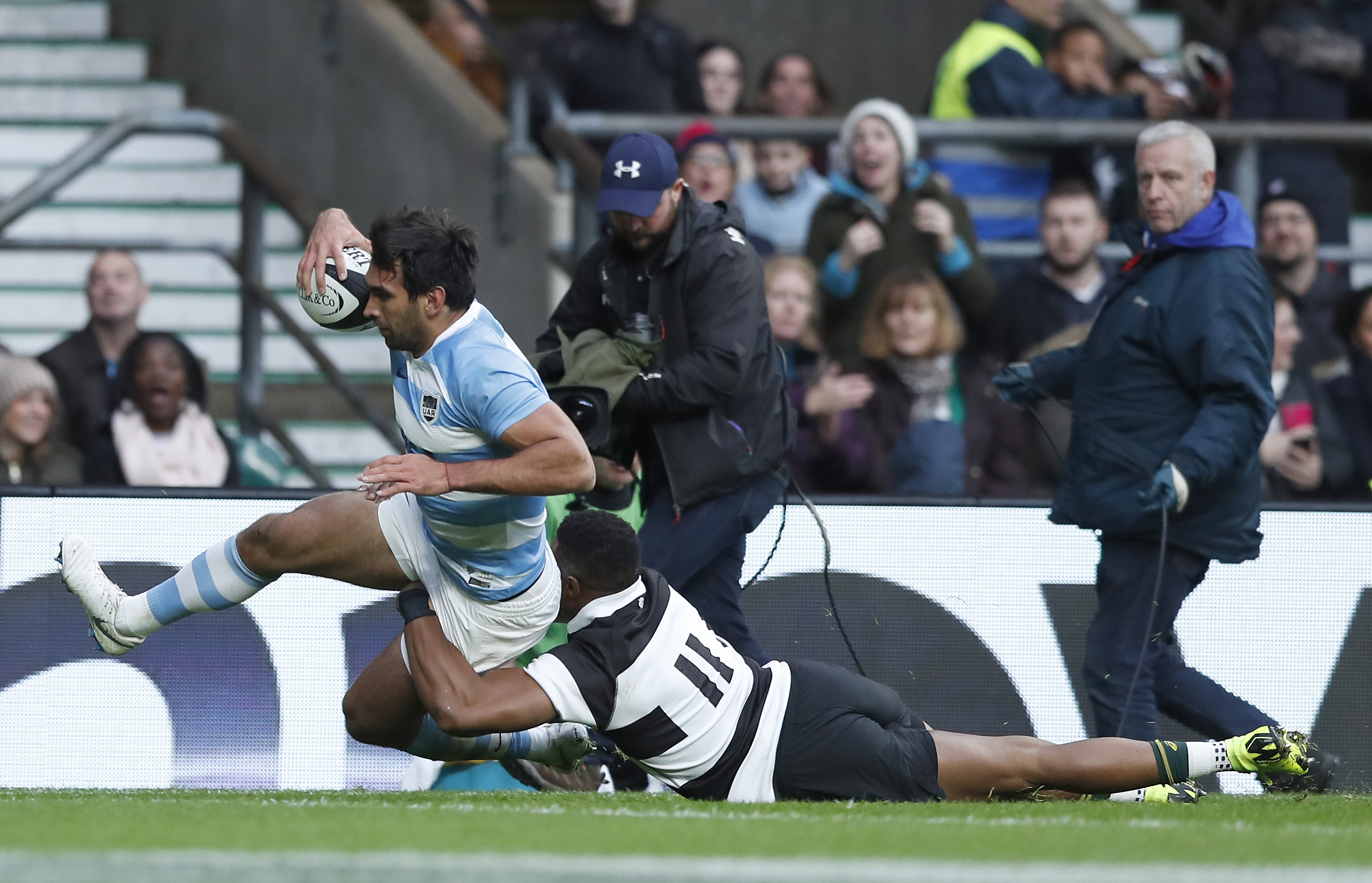 Barbarians beat Argentina on late dropped goal at Twickenham