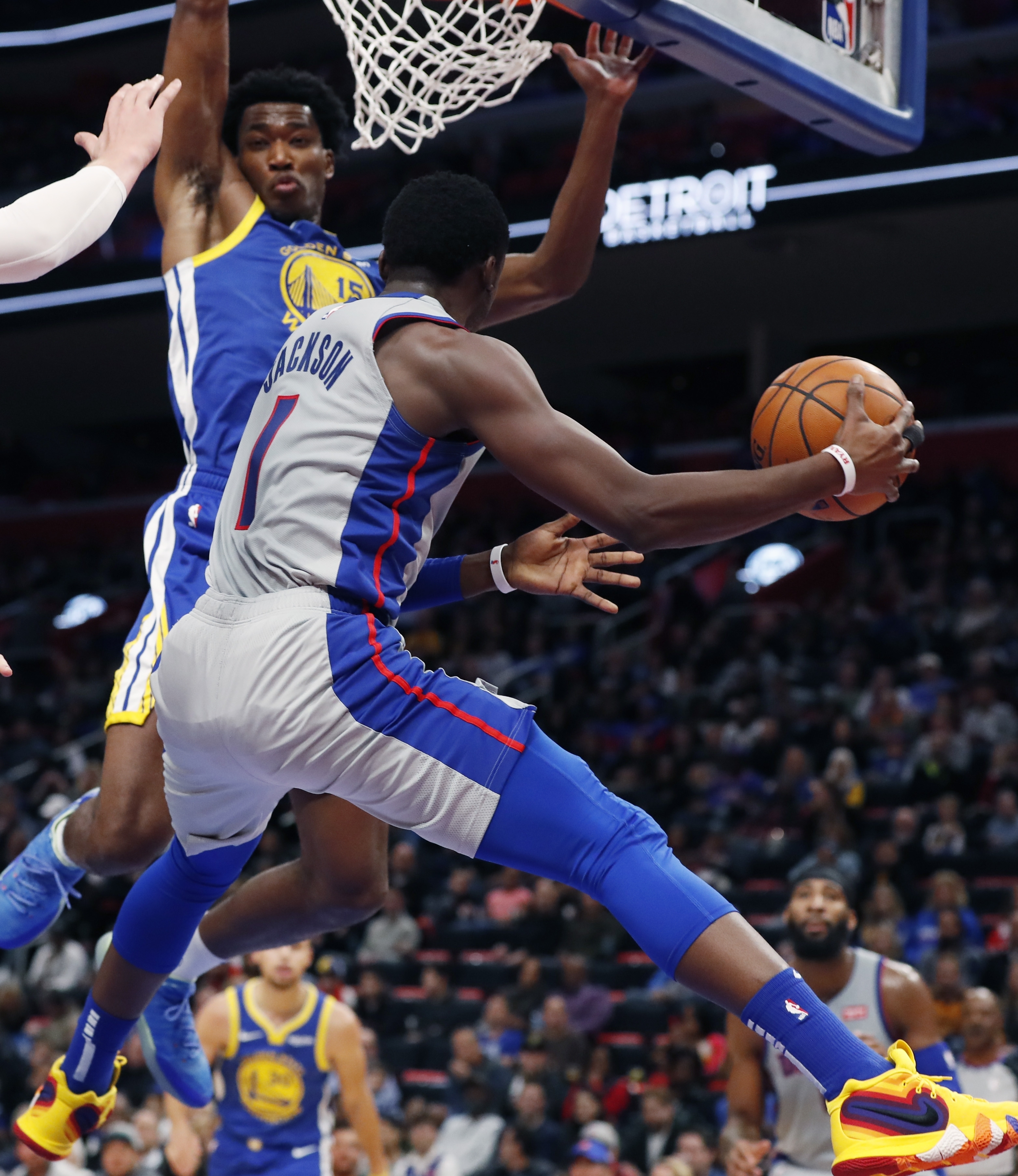 Warriors C Damian Jones sidelined by torn pectoral muscle