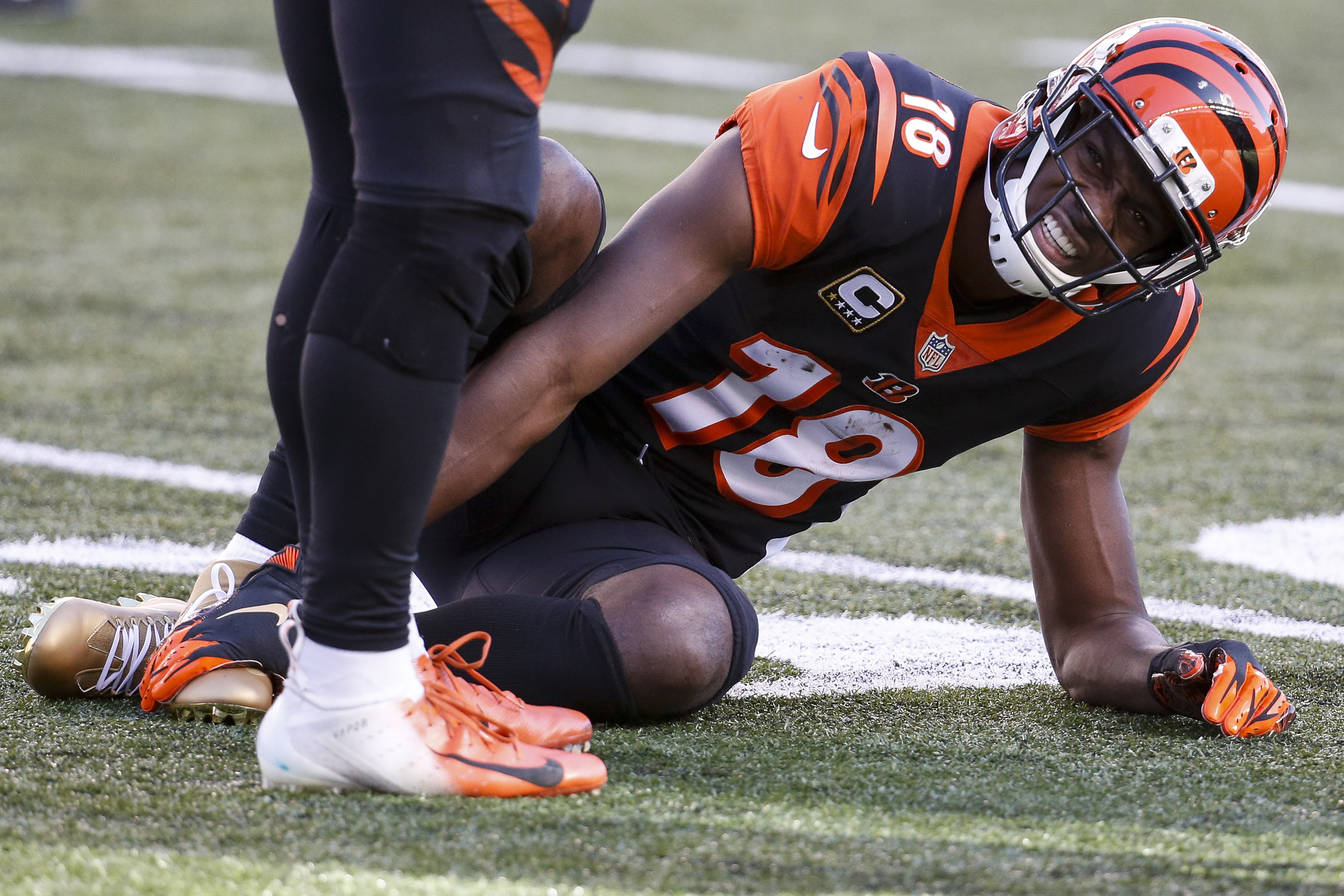 Broncos' Chris Harris Jr. leaves with broken right leg