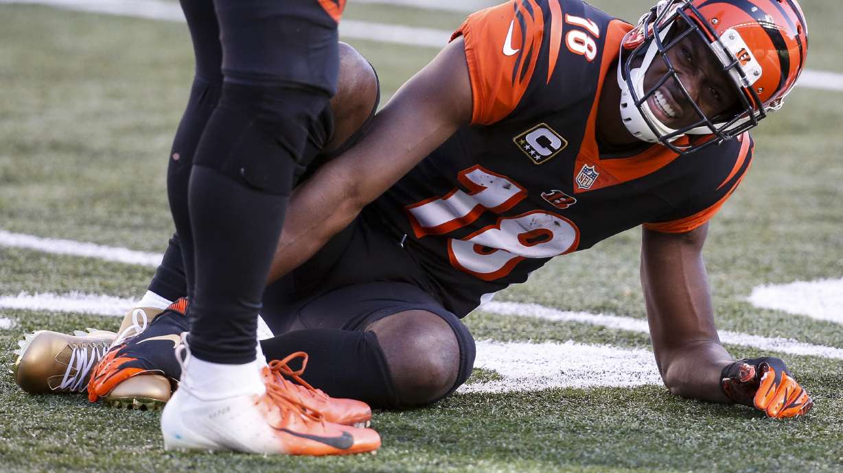 Broncos' Chris Harris Jr. leaves with broken right leg