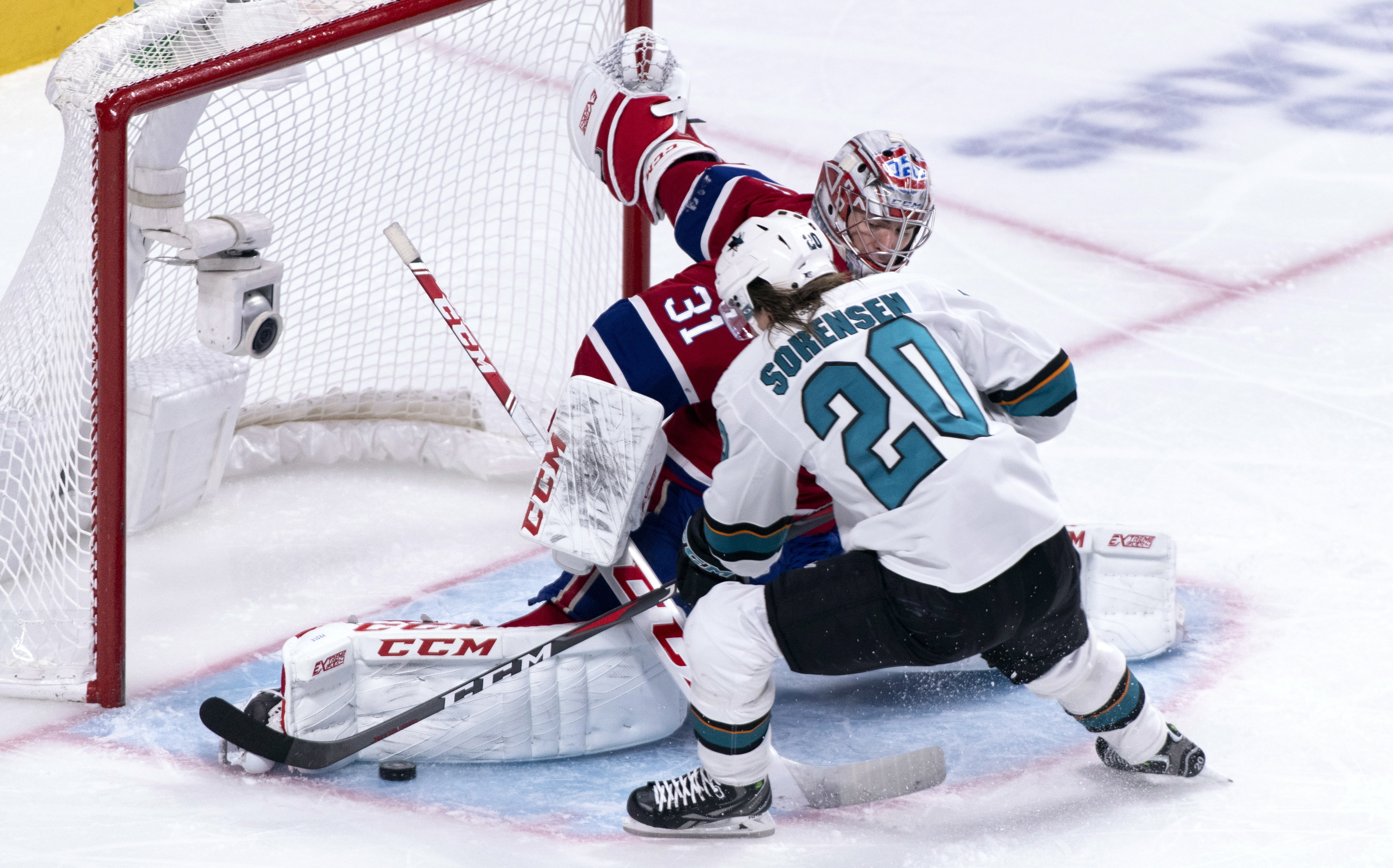 Martin Jones makes 40 saves, Sharks beat Canadiens 3-1