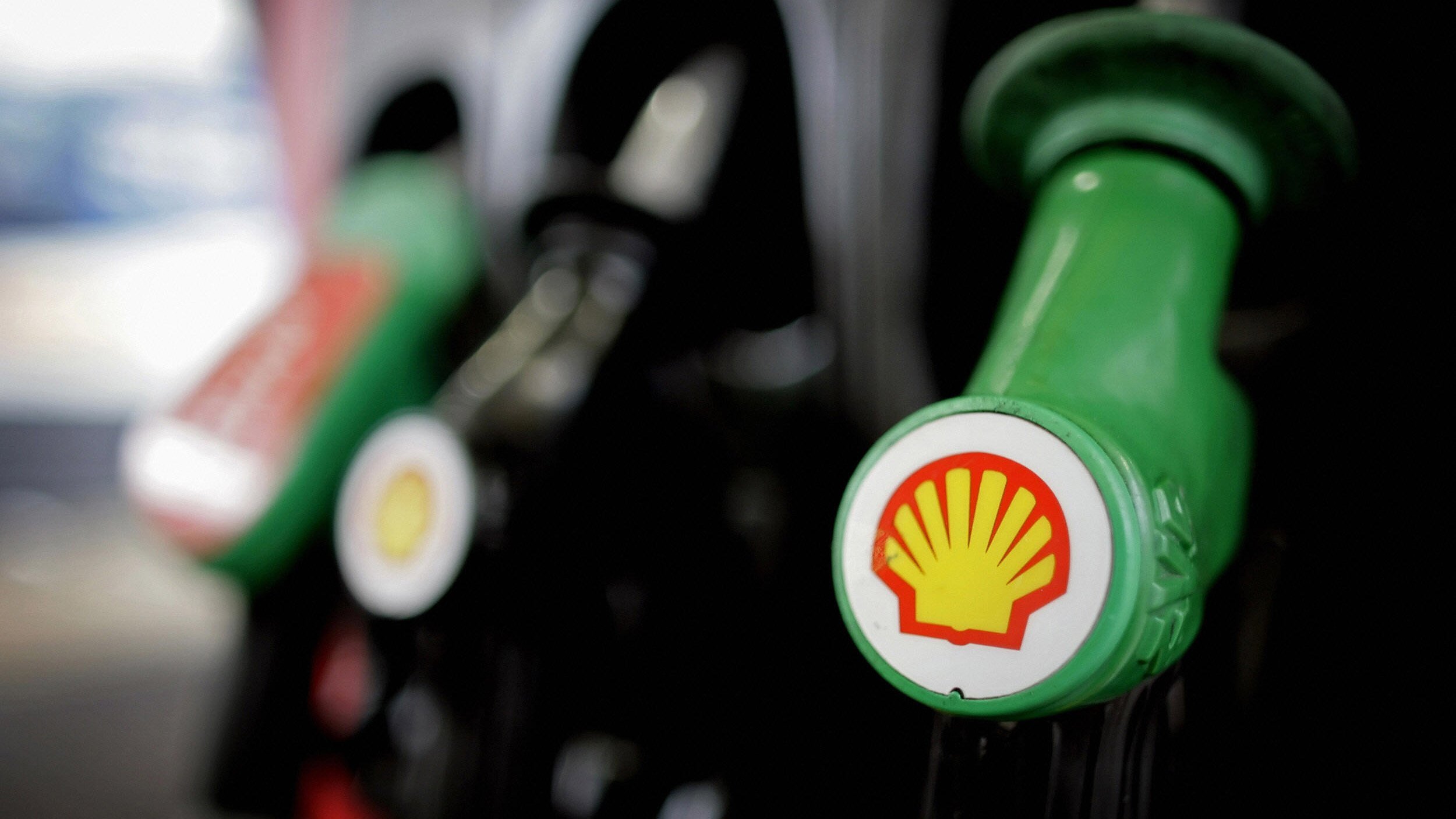 Shell is first energy company to link executive pay and carbon emissions