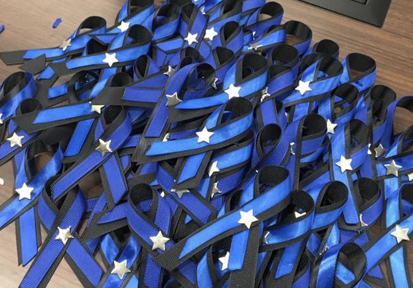 Make Your Week: Group puts together ribbons for officer's funeral