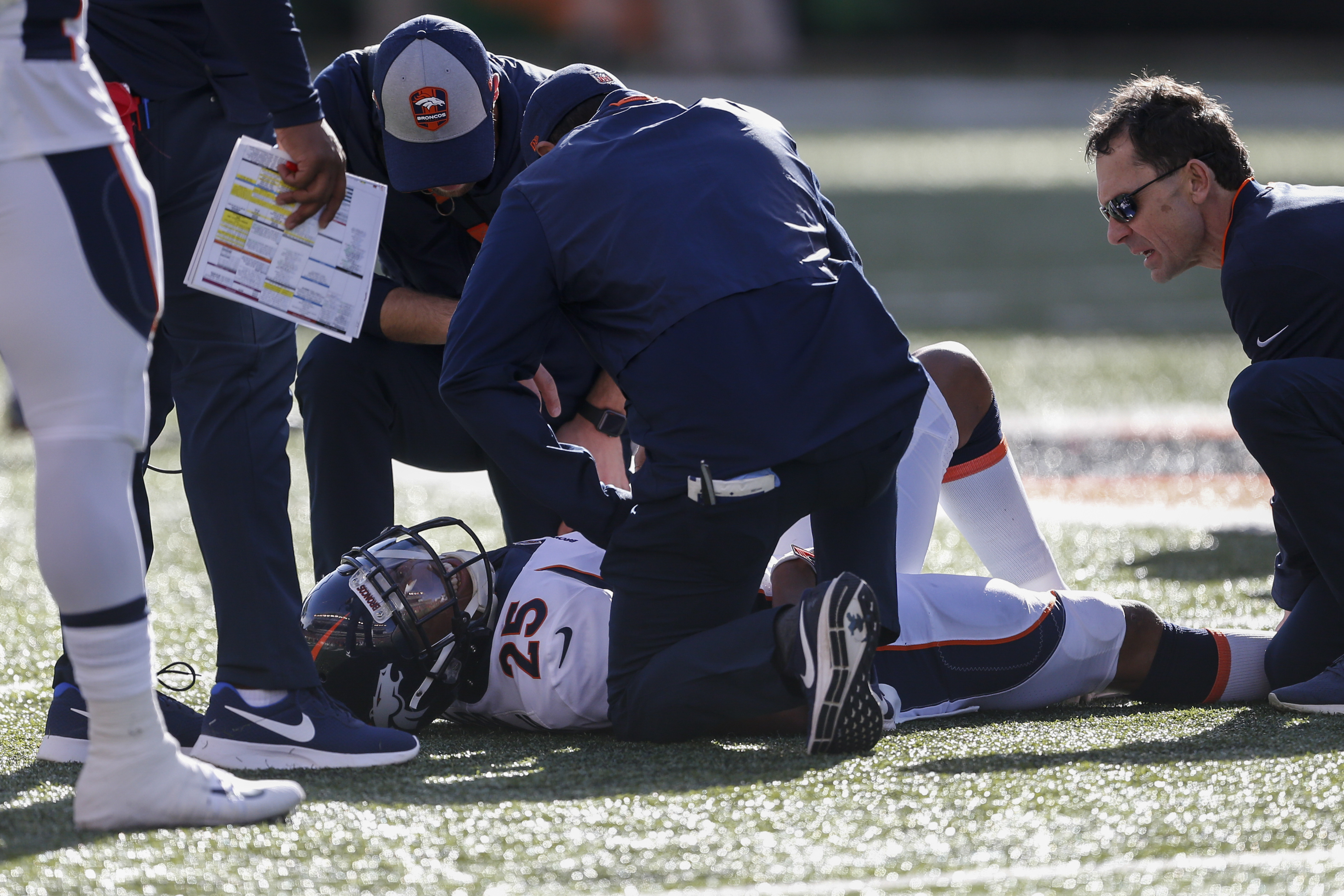 Broncos won't place star cornerback Chris Harris Jr. on IR