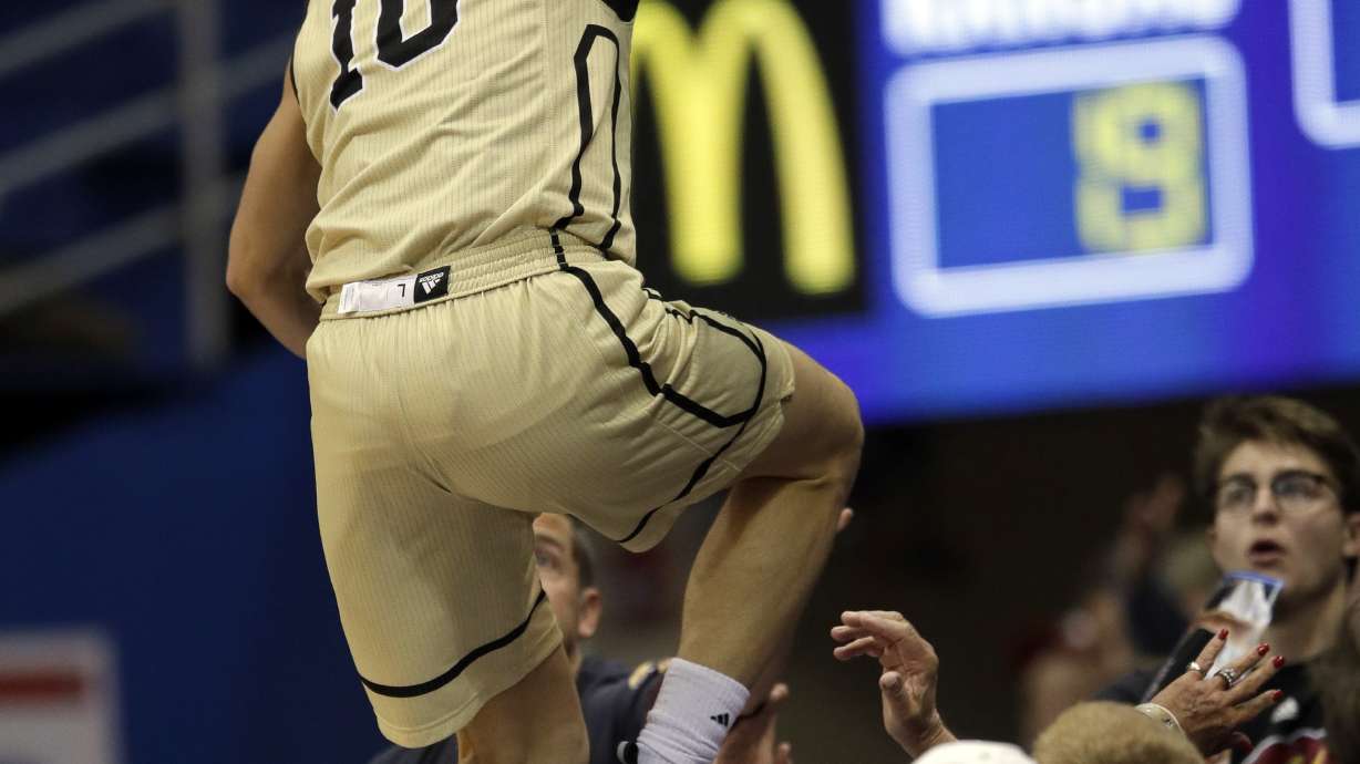 No. 2 Kansas surges in 2nd half vs. Wofford, loses Azubuike