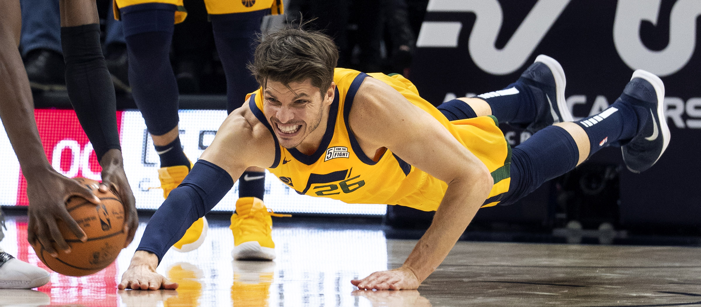 Kyle Korver gets reacquainted with Utah in home debut