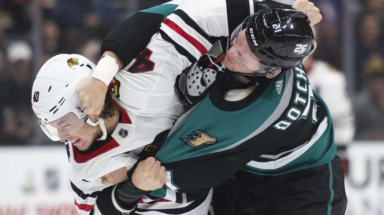 Ducks extend win streak to 5 with 4-2 win over Blackhawks