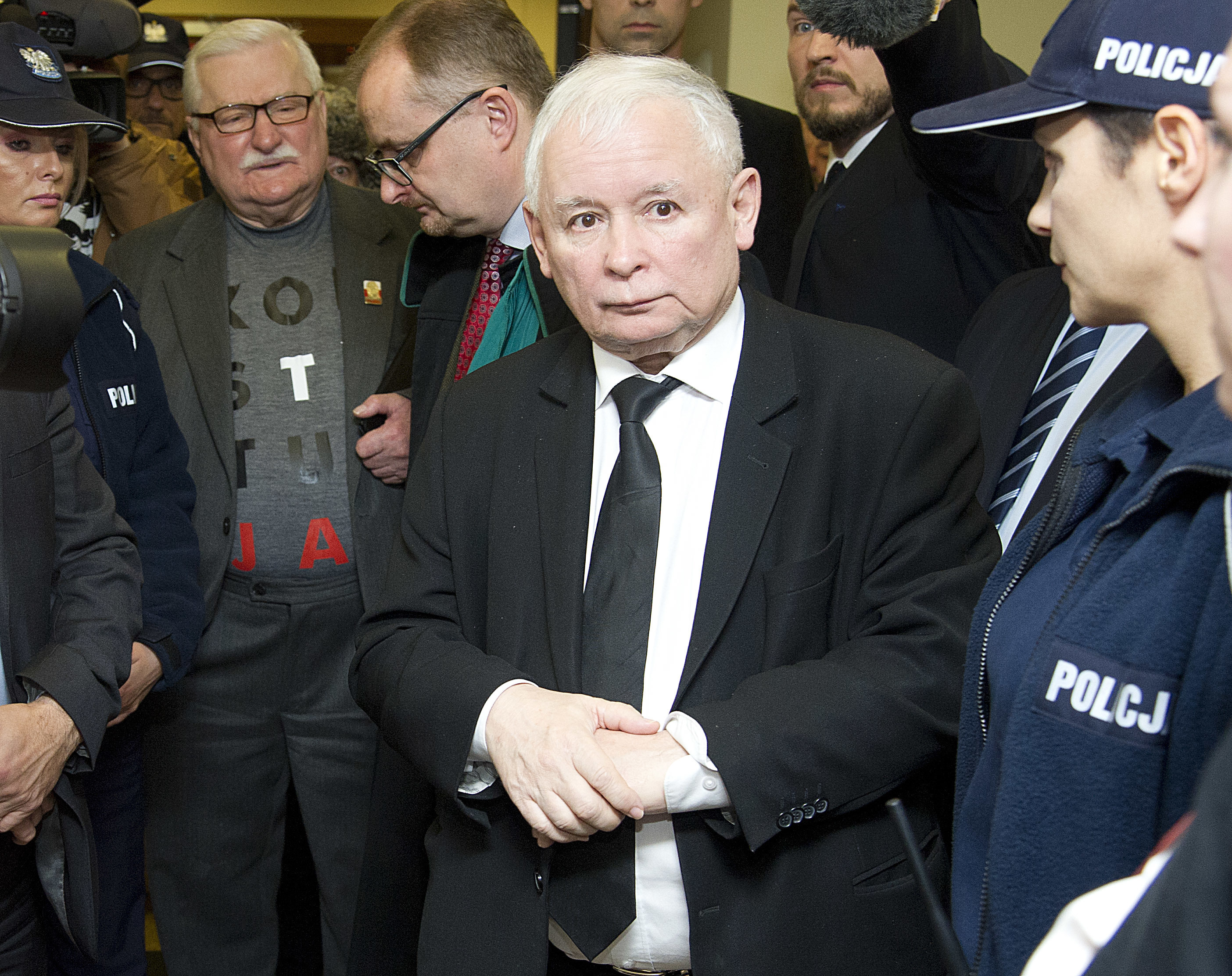 Poland's Walesa must apologize to rival in slander case