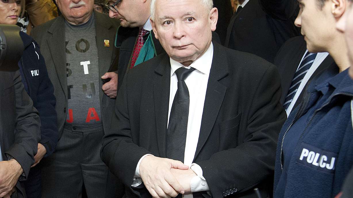 Poland's Walesa must apologize to rival in slander case