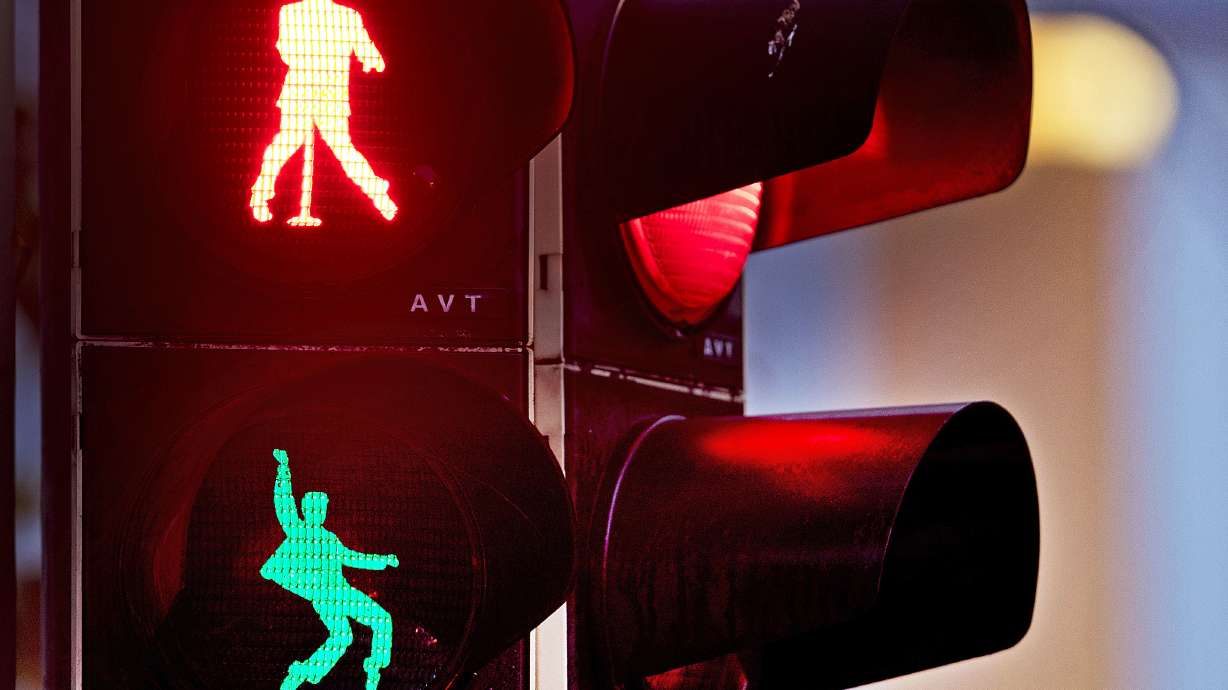 It's now or never pedestrians: German town has Elvis lights