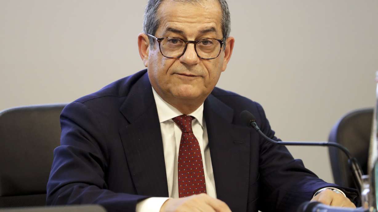Italian lawmakers give deficit-busting budget 1st approval
