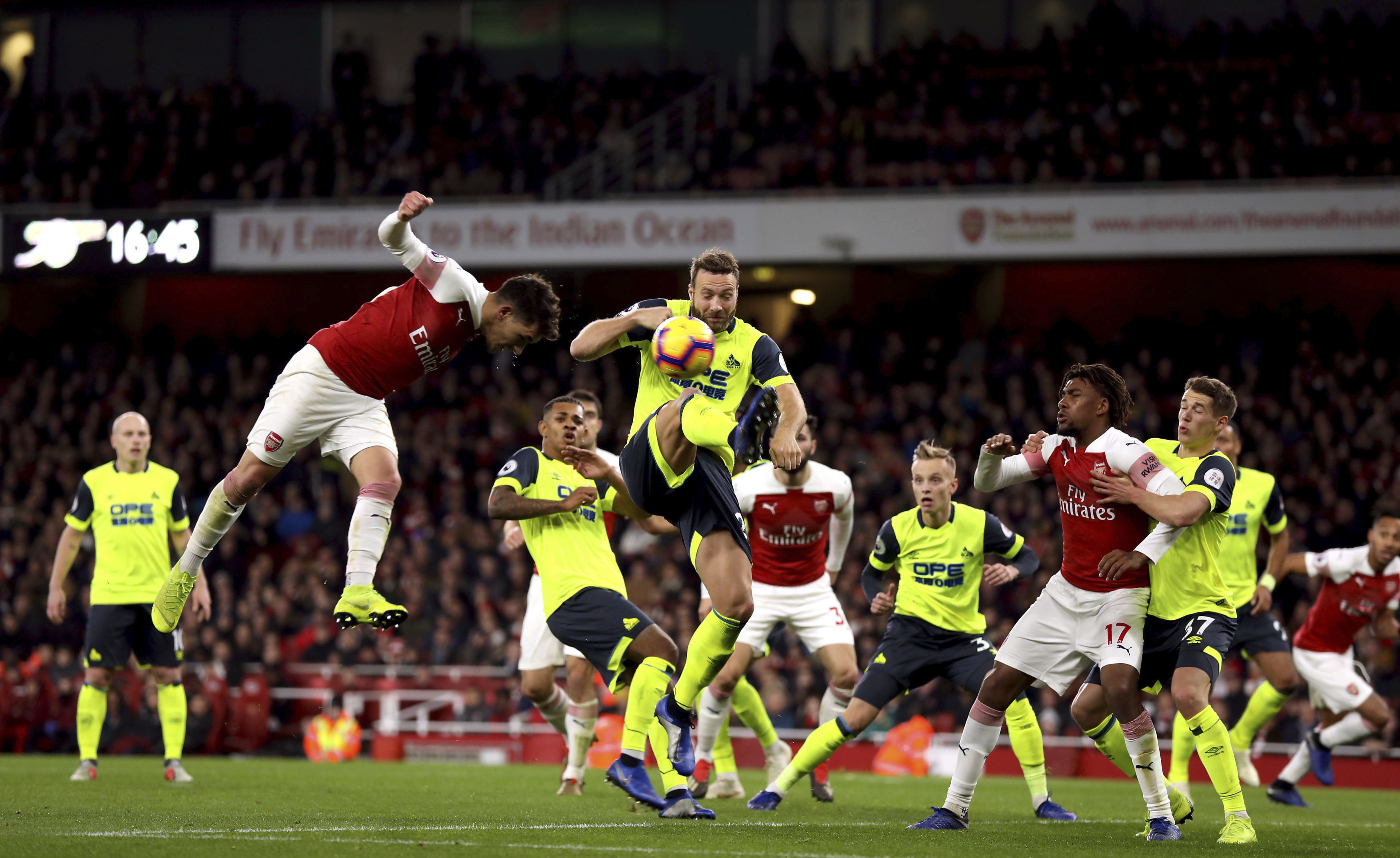 Arsenal beats Huddersfield 1-0 to go 21 matches unbeaten