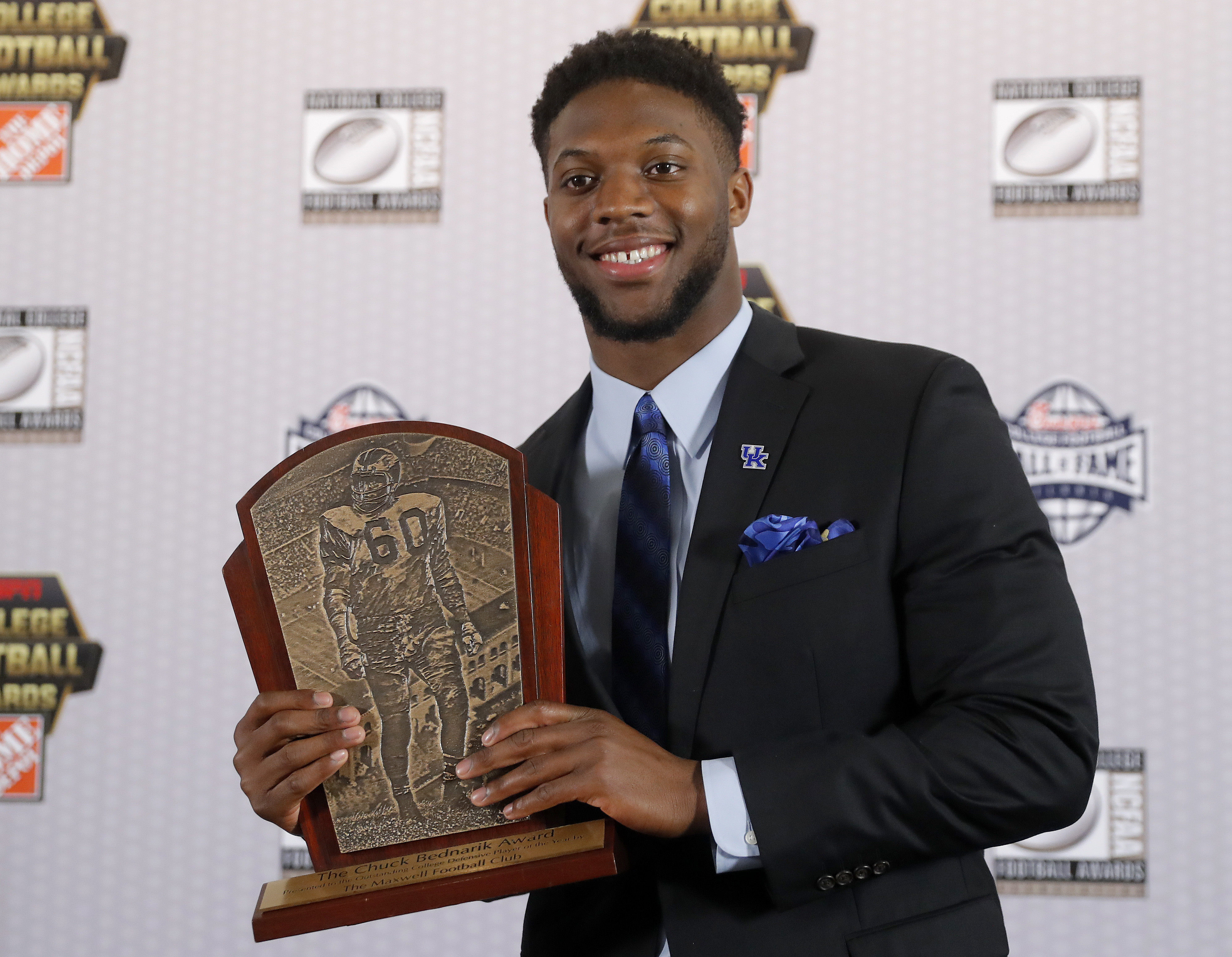 Kentucky linebacker Josh Allen wins Lott IMPACT Trophy