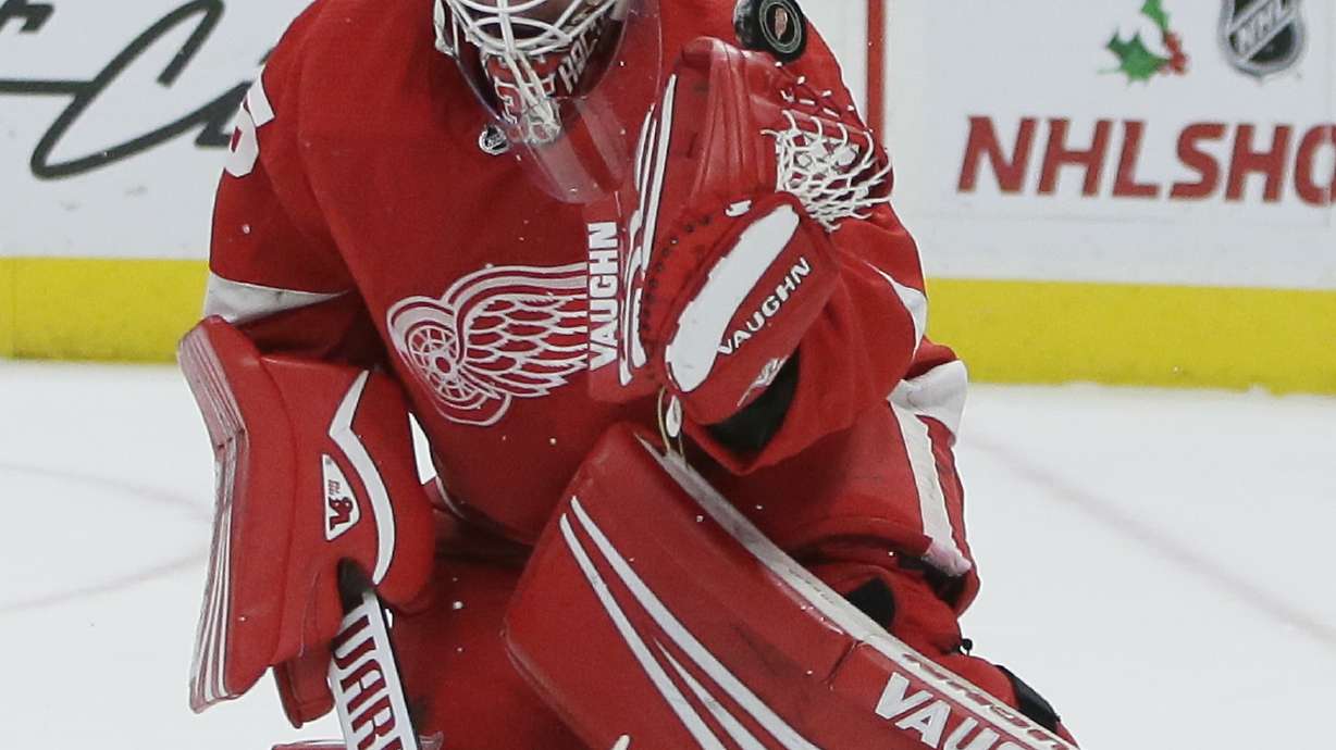 Howard makes 42 saves, Red Wings beat Kings 3-1