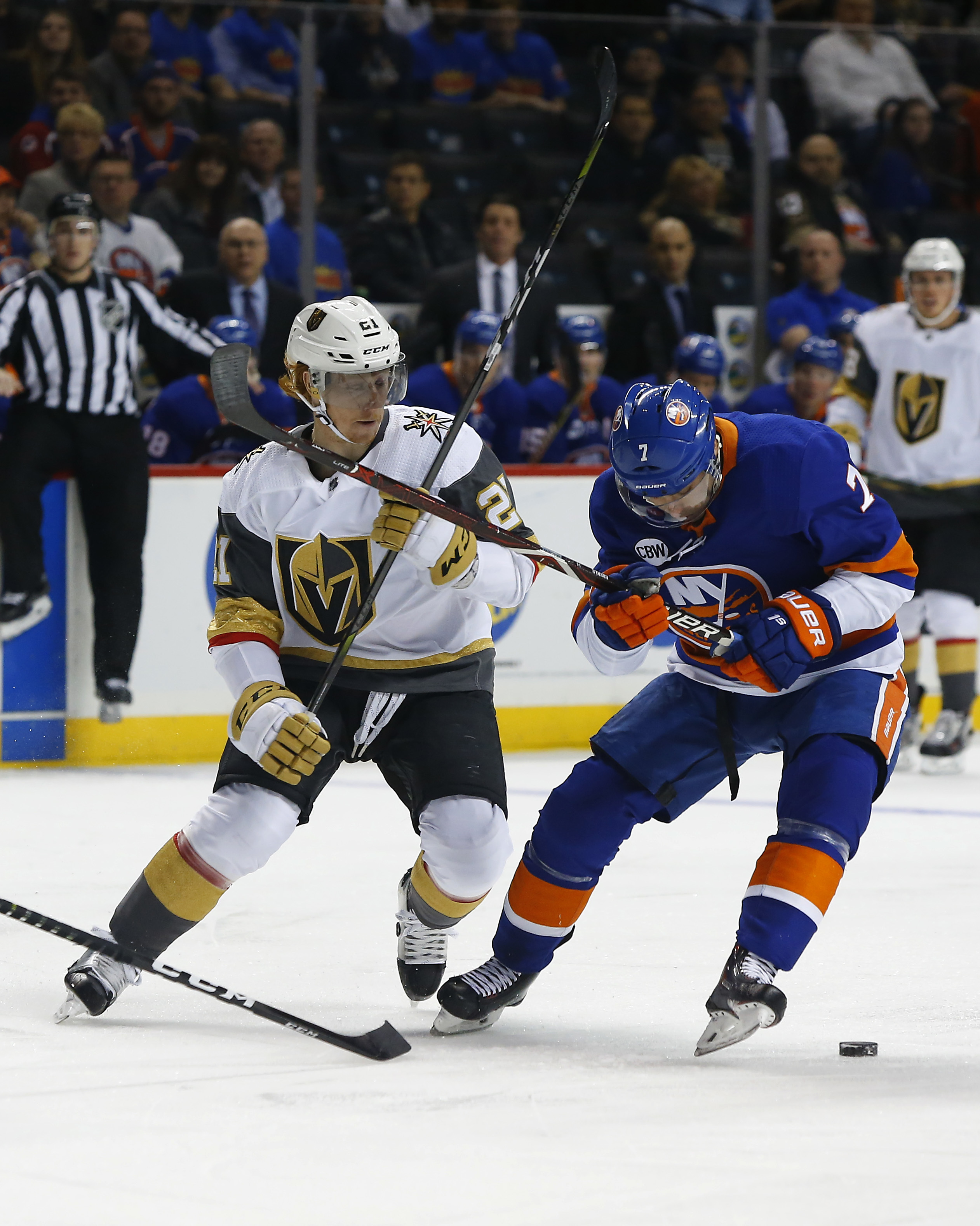 Nosek's goal in 3rd helps Golden Knights beat Islanders 3-2