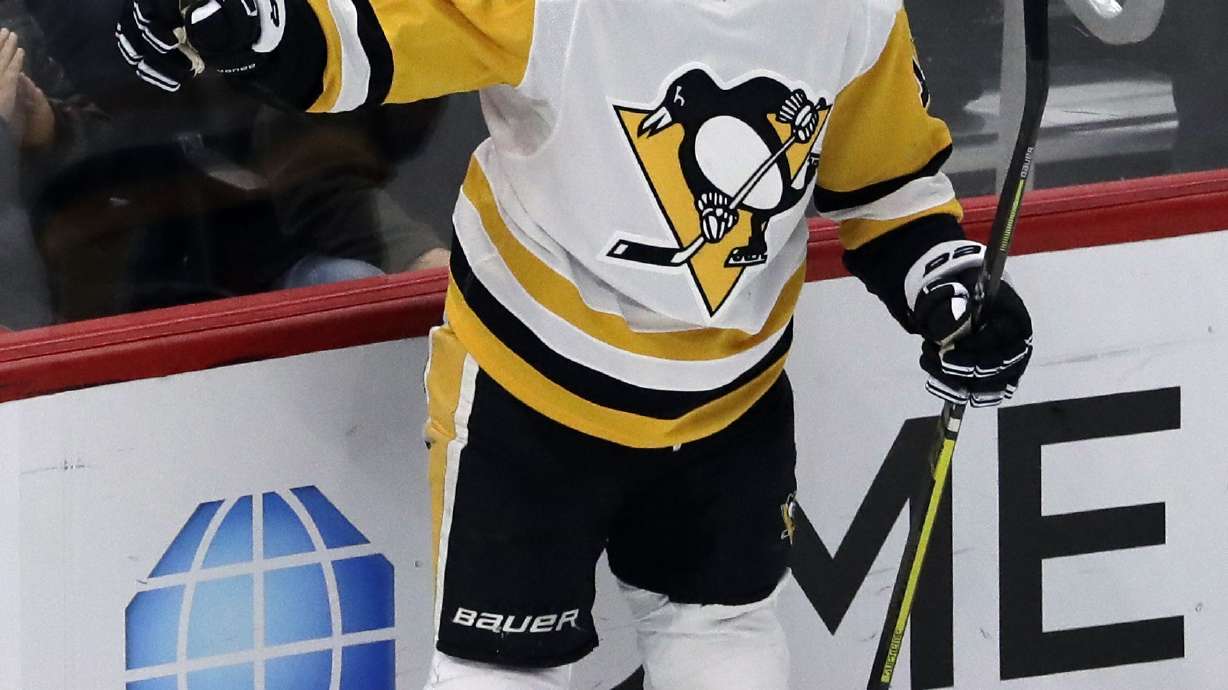Blackhawks end 8-game slide with 6-3 win over Penguins